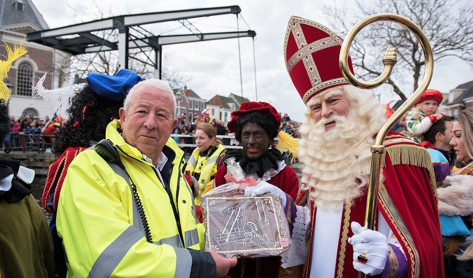 De Sint had iets lekkers meegebracht voor Jan, namelijk een chocolade tableau met een ophaalbrug erop (foto: Michel Groen).