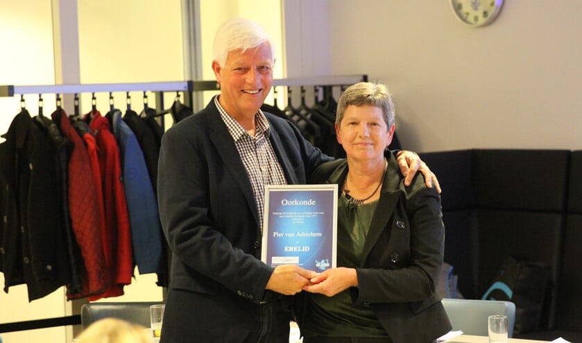 Piet van Adrichem ontvangt de titel Erelid en de bijbehorende oorkonde uit handen van secretaris Mieke van Veen. Foto: Bart Langelaan