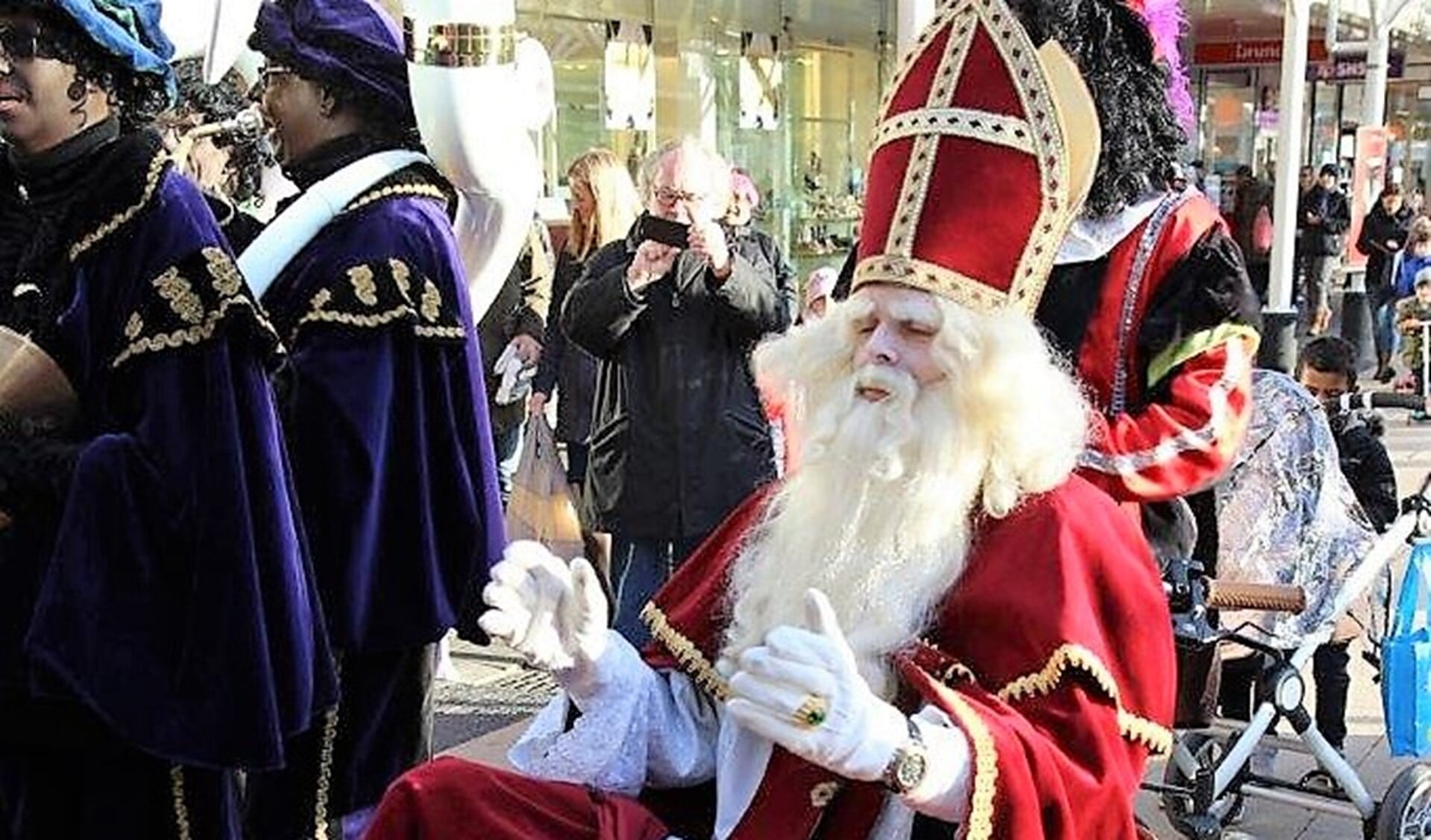 Sinterklaas arriveerde in een bakfietsje (foto's: Ap de Heus).