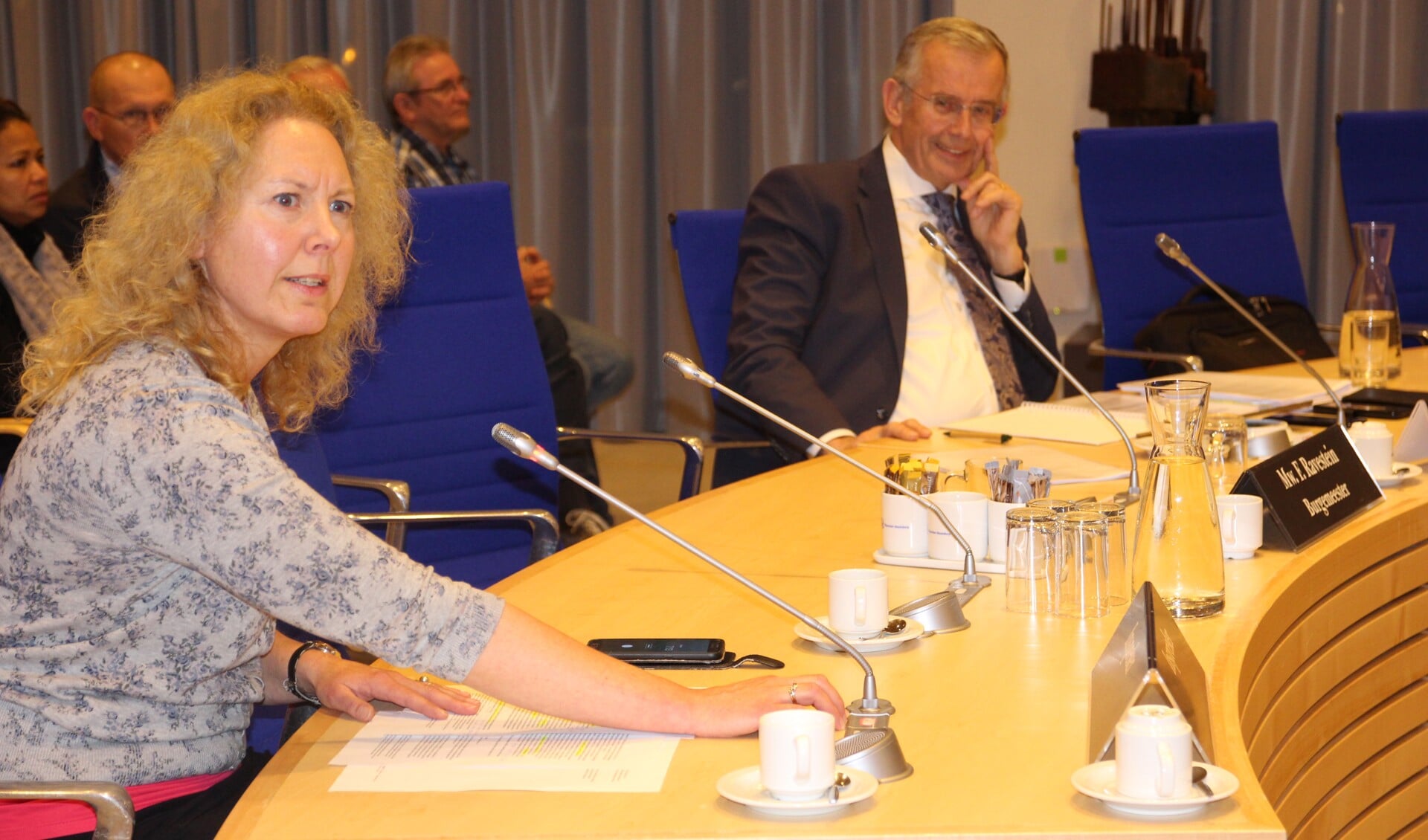 Irene Dille spreekt in over de Jan Janssenhal. Op de achtergrond sportwethouder Bob van der Deijl. 