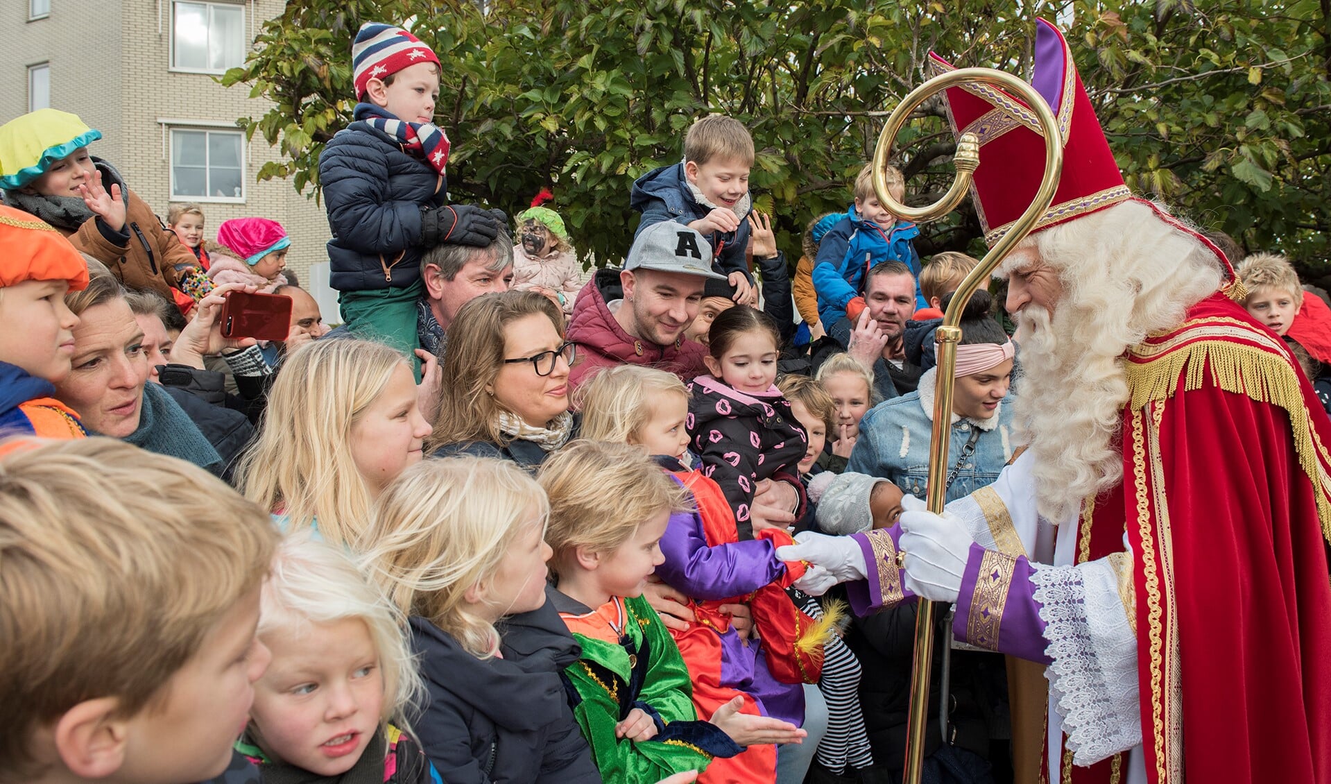 Sinterklaas krijgt een warm welkom in Voorburg en neemt de tijd voor de kinderen langs de kant (foto: Michel Groen).