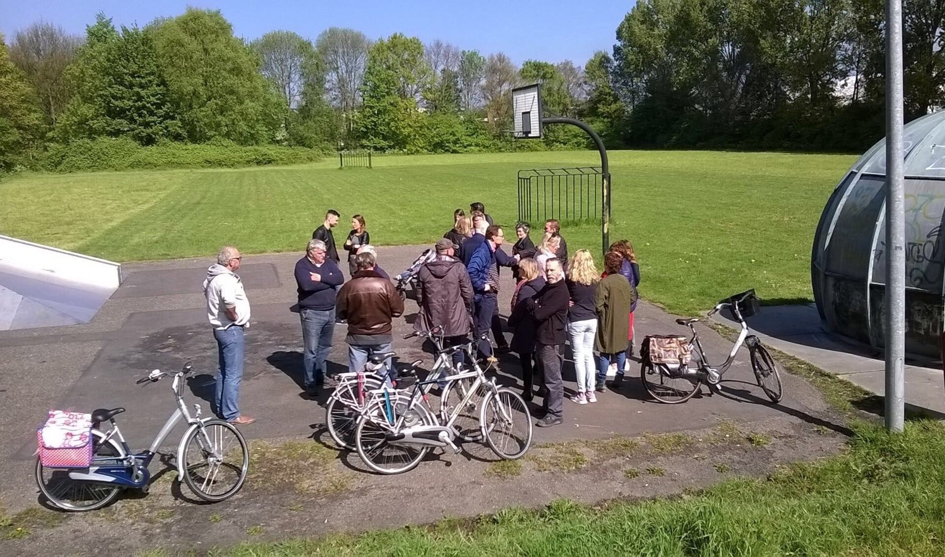 VVD-fractie in gesprek met buurtbewoners op de beoogde locatie aan De Star (foto: pr VVD).