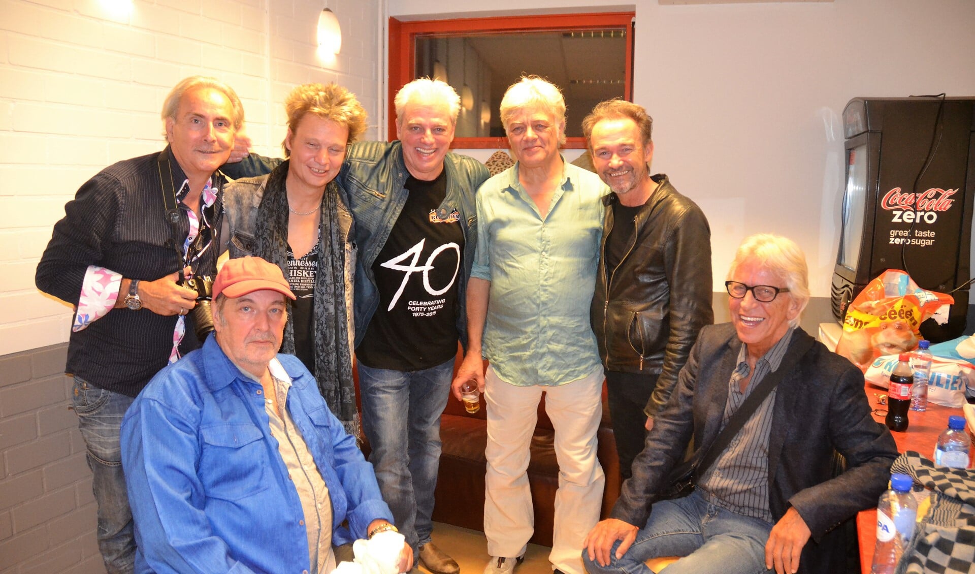 Hans Vermeulen (zittend links) met bekenden uit de Voorburgse en Haagse popscene (foto: Martin Reitsma).