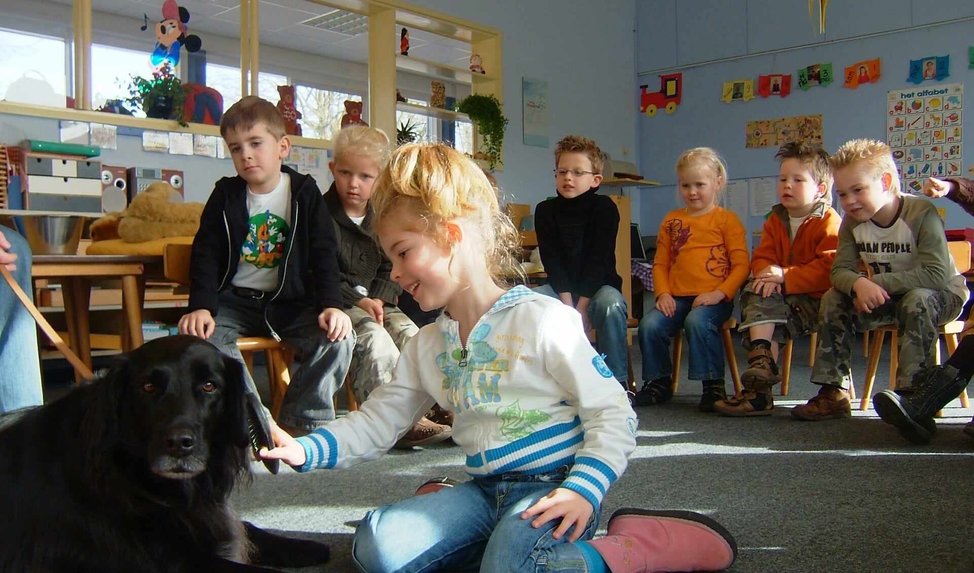 Er komt een Snuffelvrijwilliger met haar hond op bezoek bij groep 1 van openbare Daltonschool de Tandem (foto: pr).