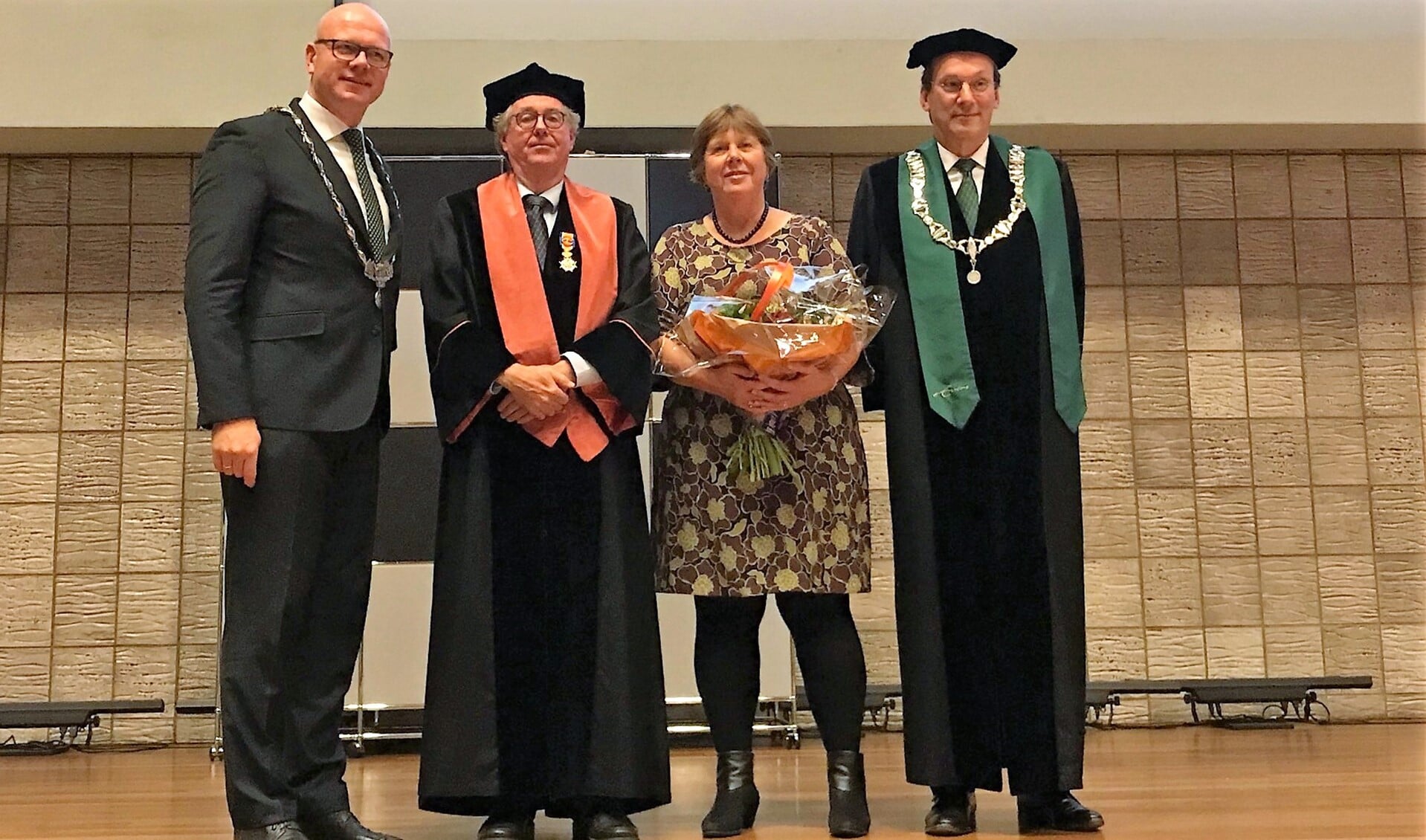 V.l.n.r. Burgemeester Tigelaar, Prof. dr. Van Paridon en zijn vrouw en Prof. dr. Pols (rector magnificus).