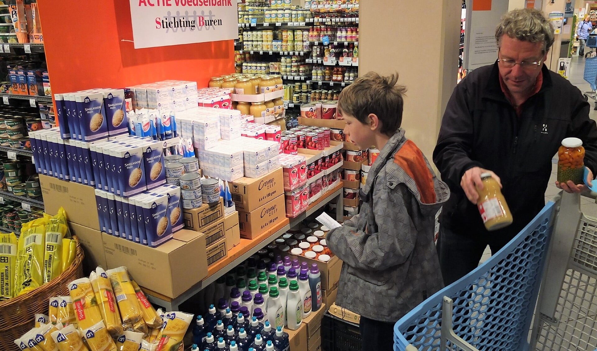 In de winkels zijn aparte stands waar producten voor de voedselbank staan, die men kan doneren (archieffoto pr).