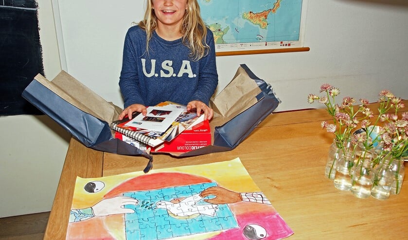 Vakjuryprijs Tess Veldhuis van De Vijverhofschool, met de prijs, de tekendoos (foto: Marianne Knijnenburg).