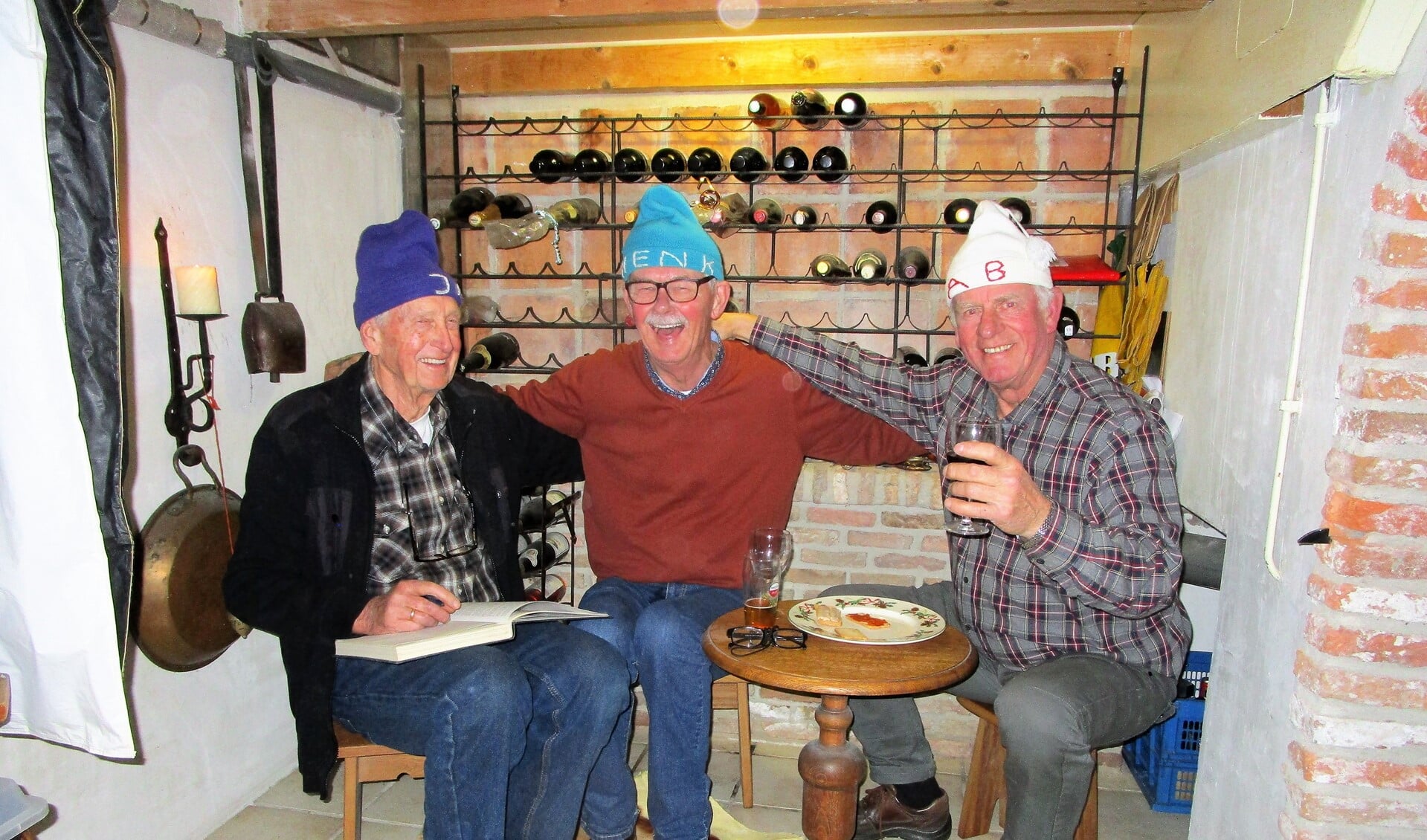 Jan van de Akker, Henk van Tol en Ab Spaan in de wijnkelder (foto: pr).