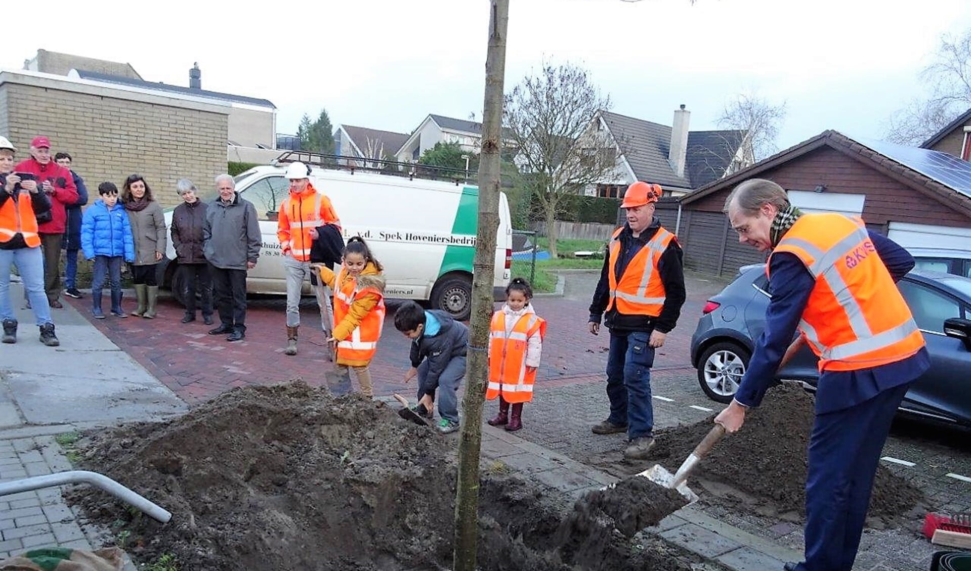 Samen met leerlingen van De Zonnewijzer plantte wethouder Floor Kist de eerste boom aan de Landlustlaan (foto: Ap de Heus).