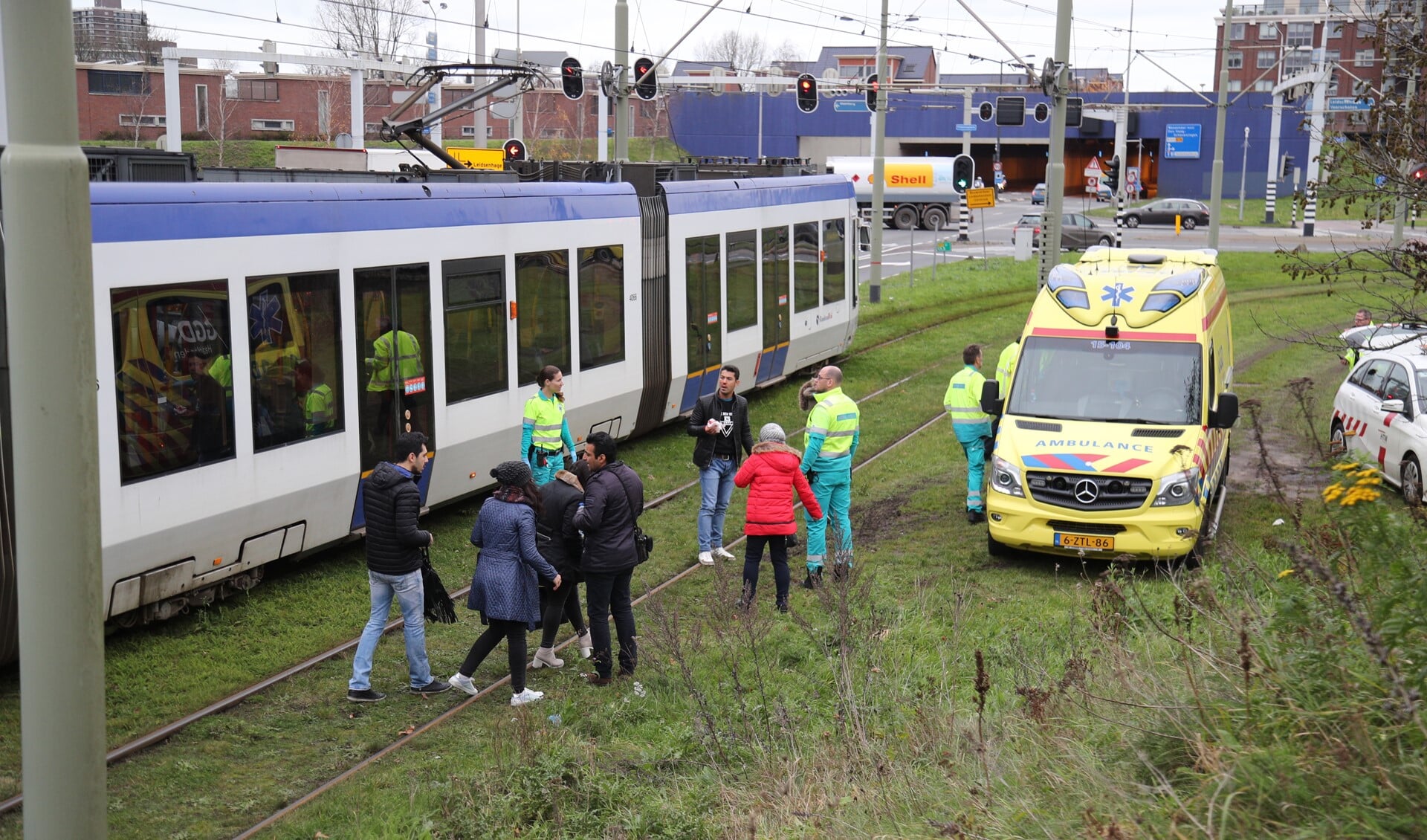 Bij de trambotsing liepen enkele inzittenden verwondingen op; twee van hen zijn naar het ziekenhuis vervoerd voor behandeling (info: Regio15.nl/foto: Rene Hendriks).