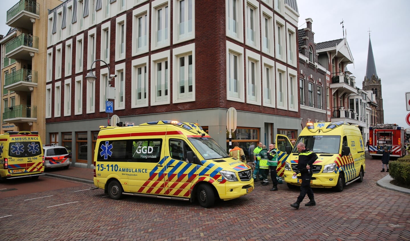 Vier tot vijf ambulances kwamen ter plaatse voor hulp aan de onwel geworden personeelsleden en gasten van het restaurant (foto: Sander Paardekooper/Regio15.nl).