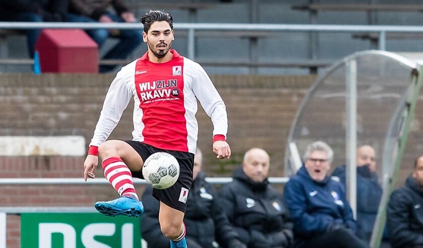 Verdediger Burak Huyuk (RKAVV) stond weer eens in de basiself, maar kon ook niet verhinderen dat het 1-1 werd (foto: Hans v.d. Valk).