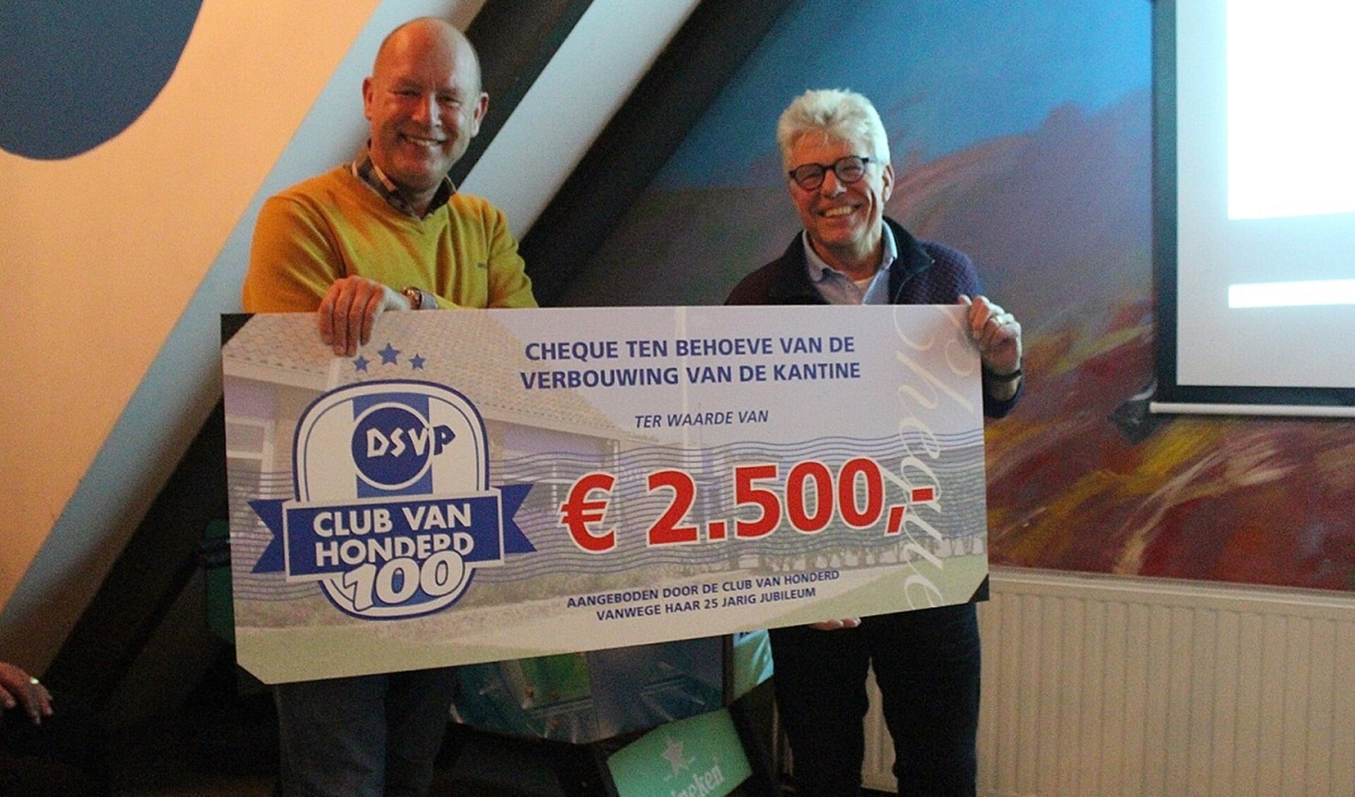 Henk Jan de Haan, voorzitter van de Club van 100, kwam met een geweldige boodschap: 2.500 euro voor de verbouwing van de kantine.