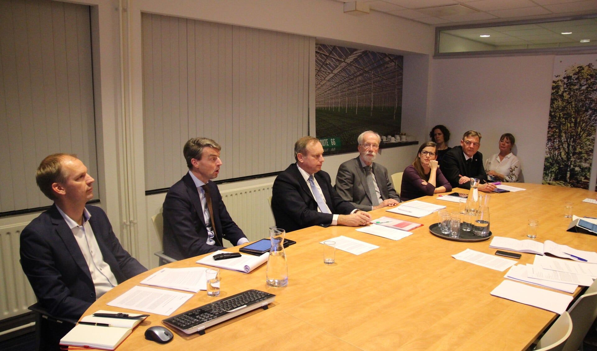 De onderzoekers (links) en leden van de begeleidingscommissie tijdens de presentatie van het rapport.