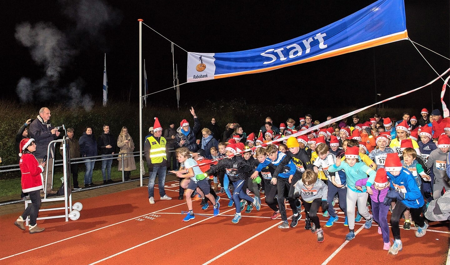 Vrijdagavond stonden 150 kinderen van vele basisscholen in de omgeving aan de start van de Light in Night kidsloop (foto: Michel Groen).