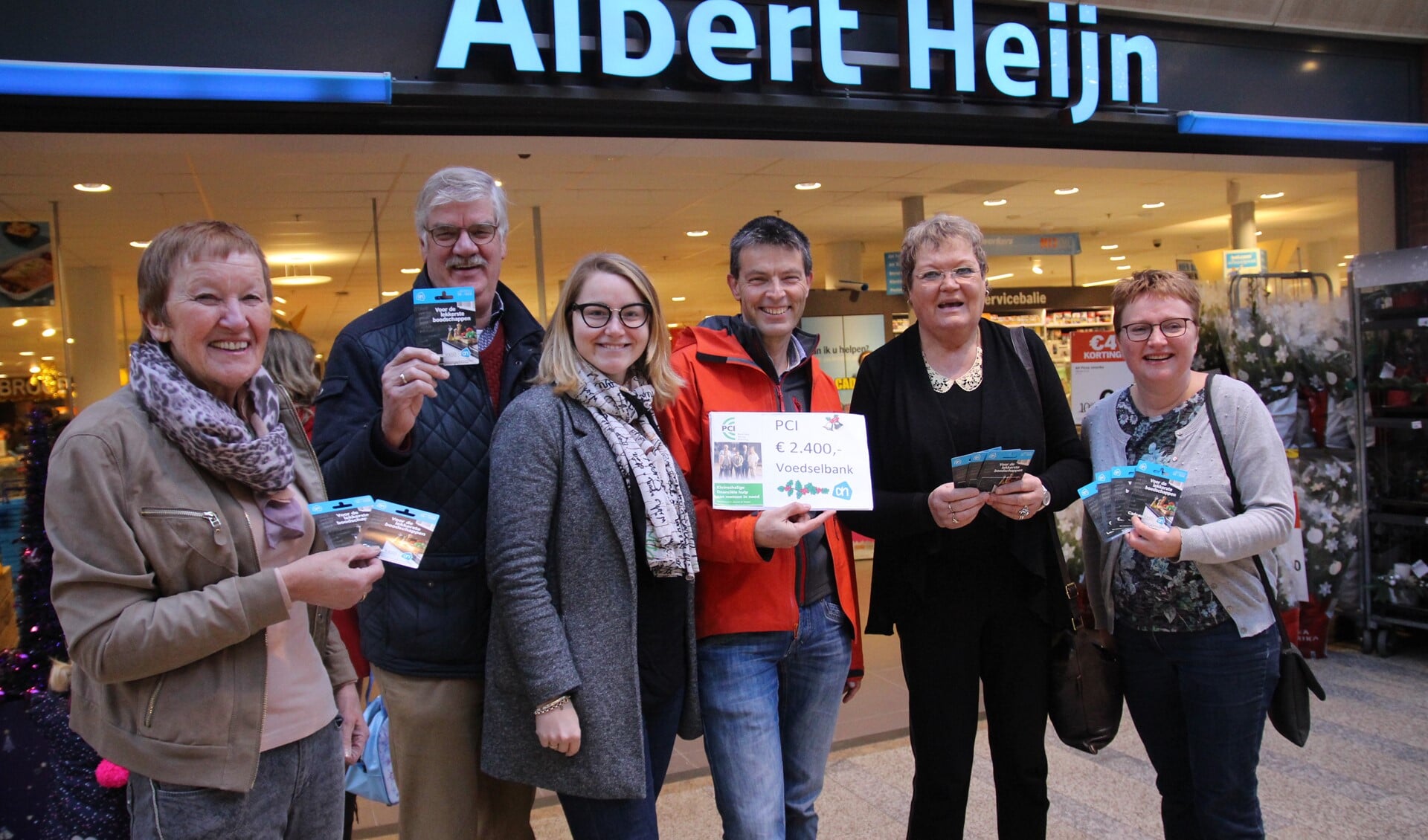 Overhandiging van 2.400 euro aan bonnen van AH voor de deelnemers aan de Voedselbank, uitdeelpunt Pijnacker. 