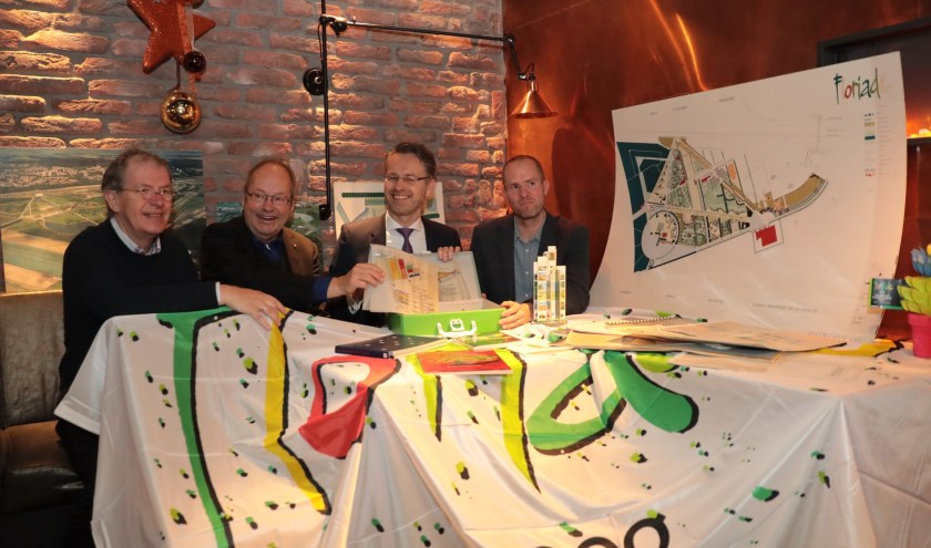 Voorzitter HGOS, Bert van Eken, landschapsarchitect Michiel den Ruijter, wethouder Robin Paalvast en gemeente archivaris, Leonard Korevaar. Foto: Jan van Es