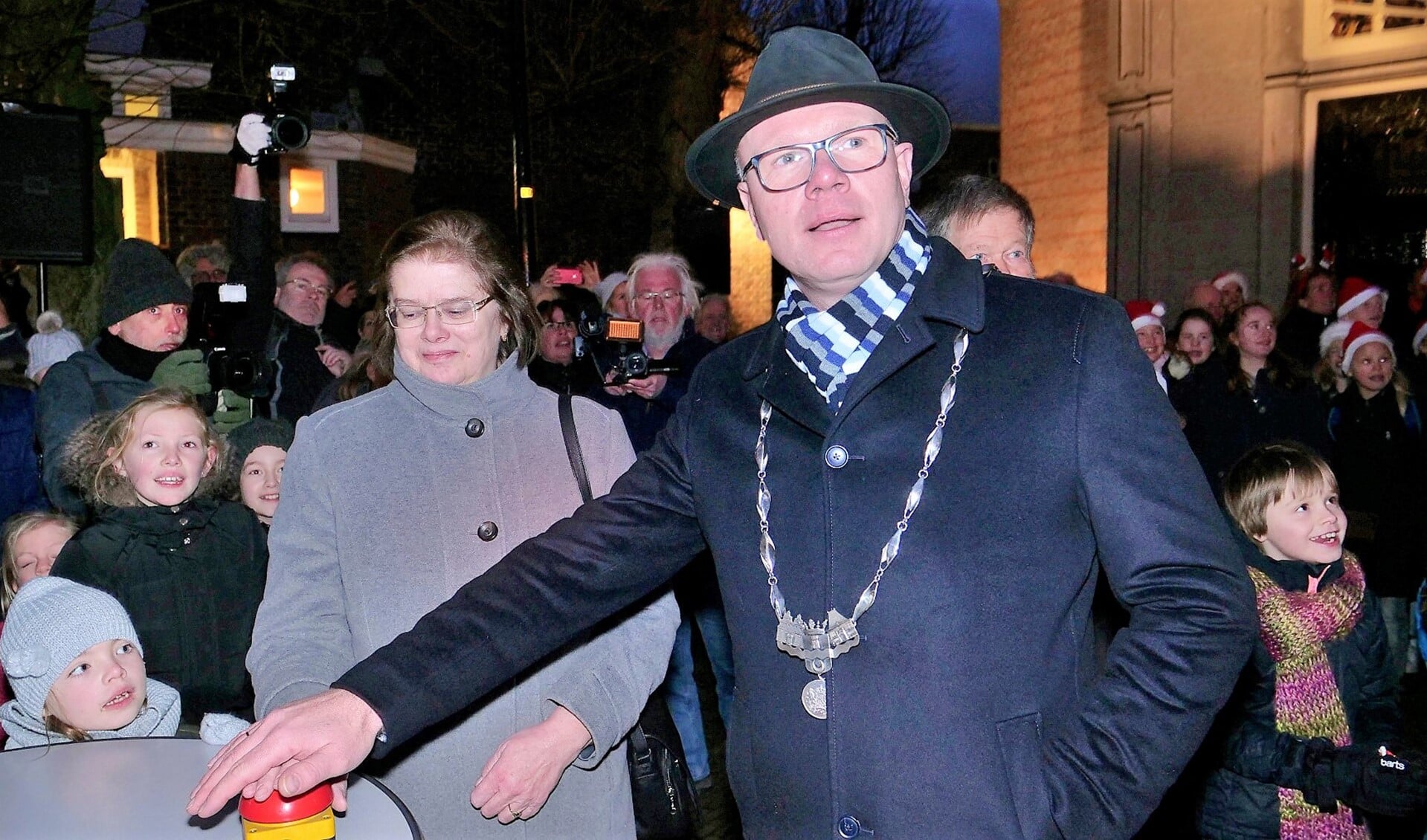 De lichtjes in de kerstboom werden ontstoken door de burgemeester en de ambassadeur (foto: Ot Douwes).    