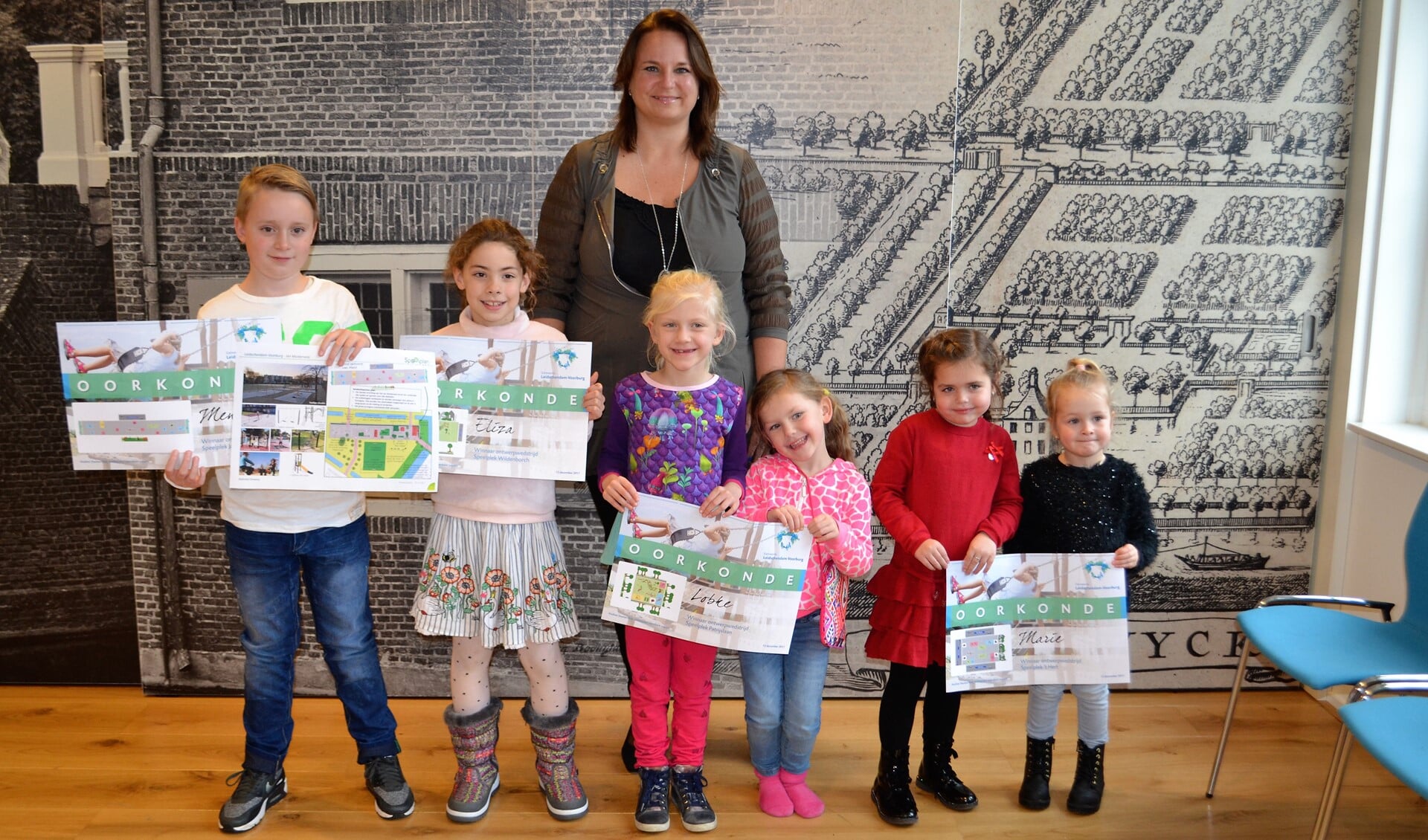 De kinderen kregen een oorkonde uitgereikt (tekst/foto: Inge Koot).