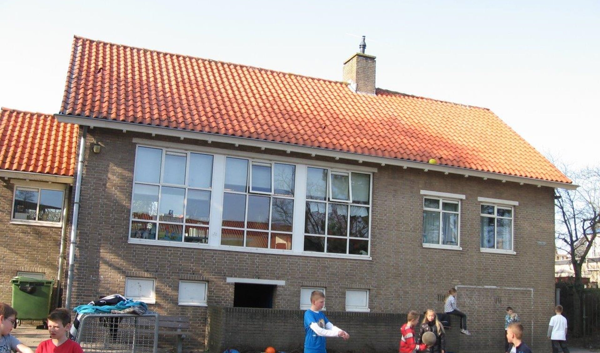 Kinderen spelen op het schoolplein van de oude Maerten van de Veldeschool (foto: Ap de Heus).