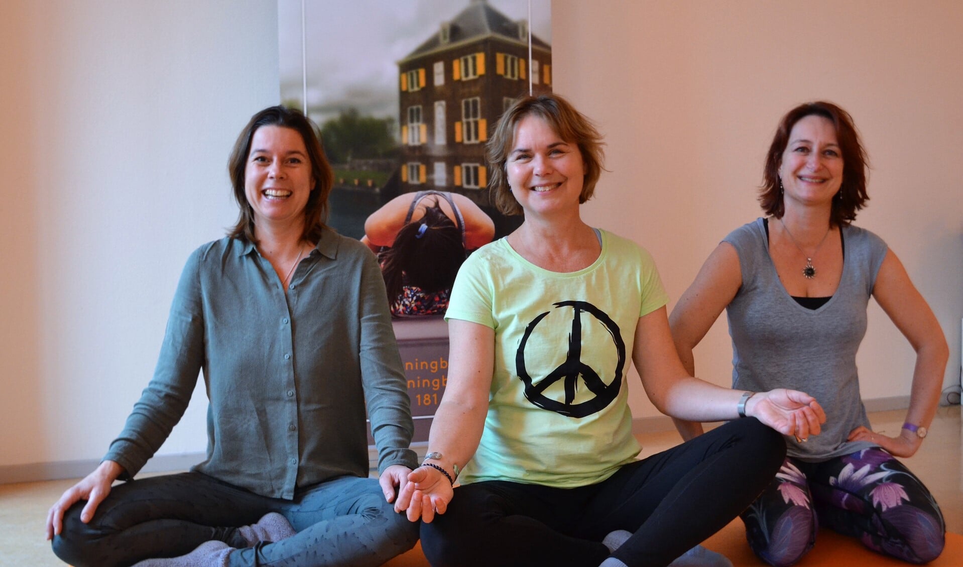 Jubine Nijmeijer, Anke de Hoop en Saskia Pinna-van Oyen in de yogazaal van Yogastudio Running Buddha (foto: Inge Koot).