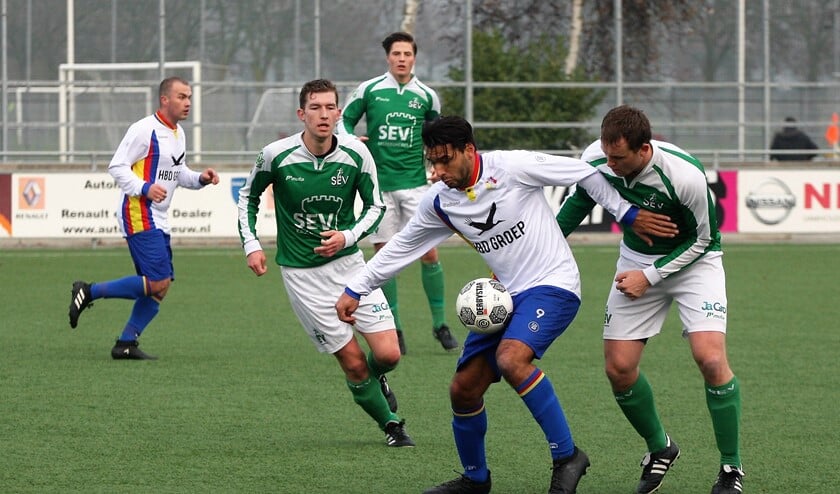 Paul Janssen (SEV; links) scoorde 1-0. Roland Groeneweg zet zijn man vast (foto: AW).