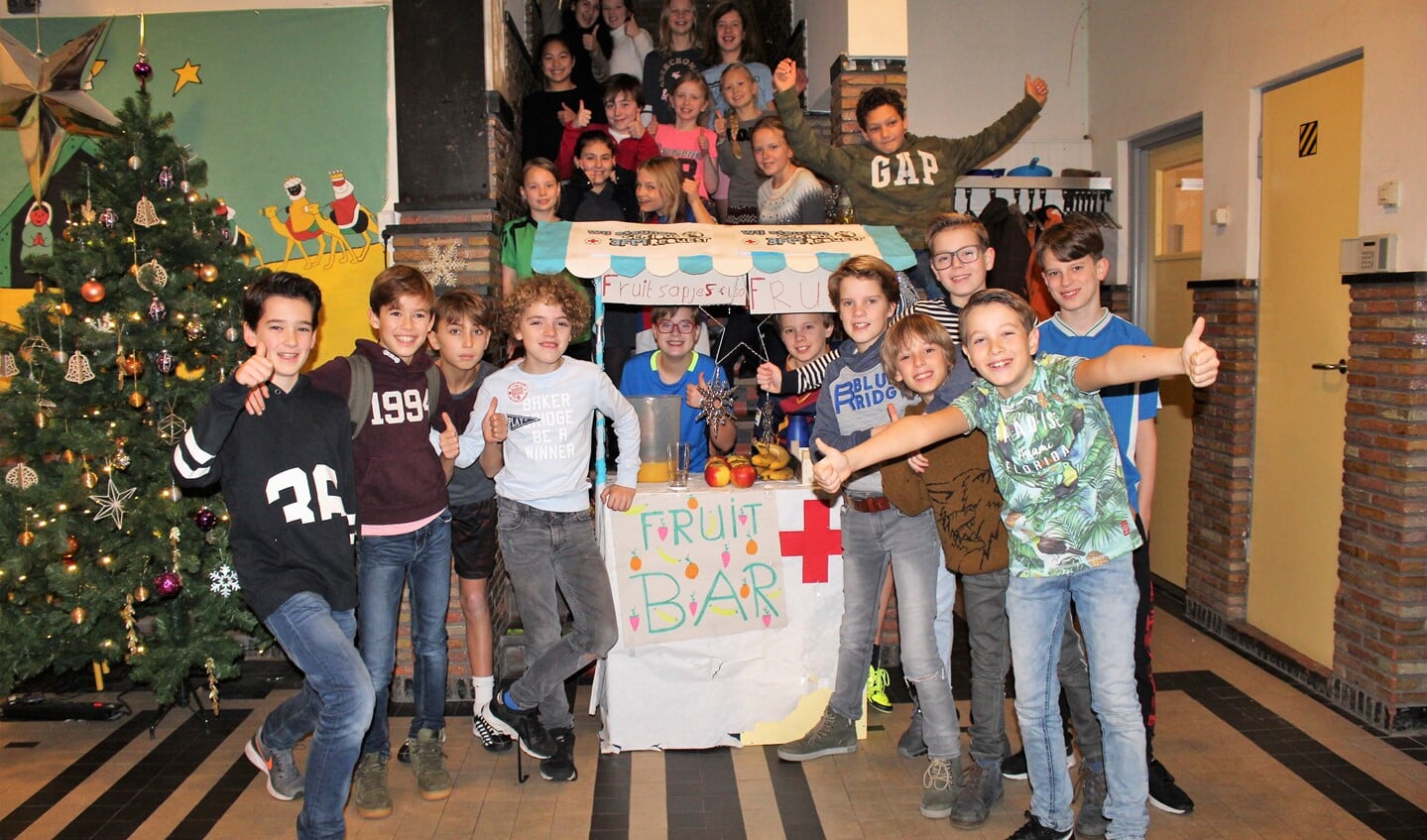 Groep 8 van De Vijverhof bij de sapbar. Links voor Max en Philip. Rechts voor Douwe en derde van rechts Bink (foto/tekst: Naomi Defoer).