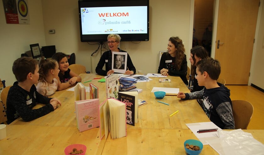 Leerlingen van de groepen 6 van meerdere scholen bij elkaar.