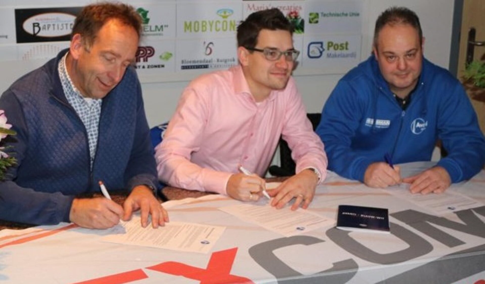 Voorzitter Johan Diepens en Jaap Cammeraat van FLEXCOM ondertekenen sponsorovereenkomst.