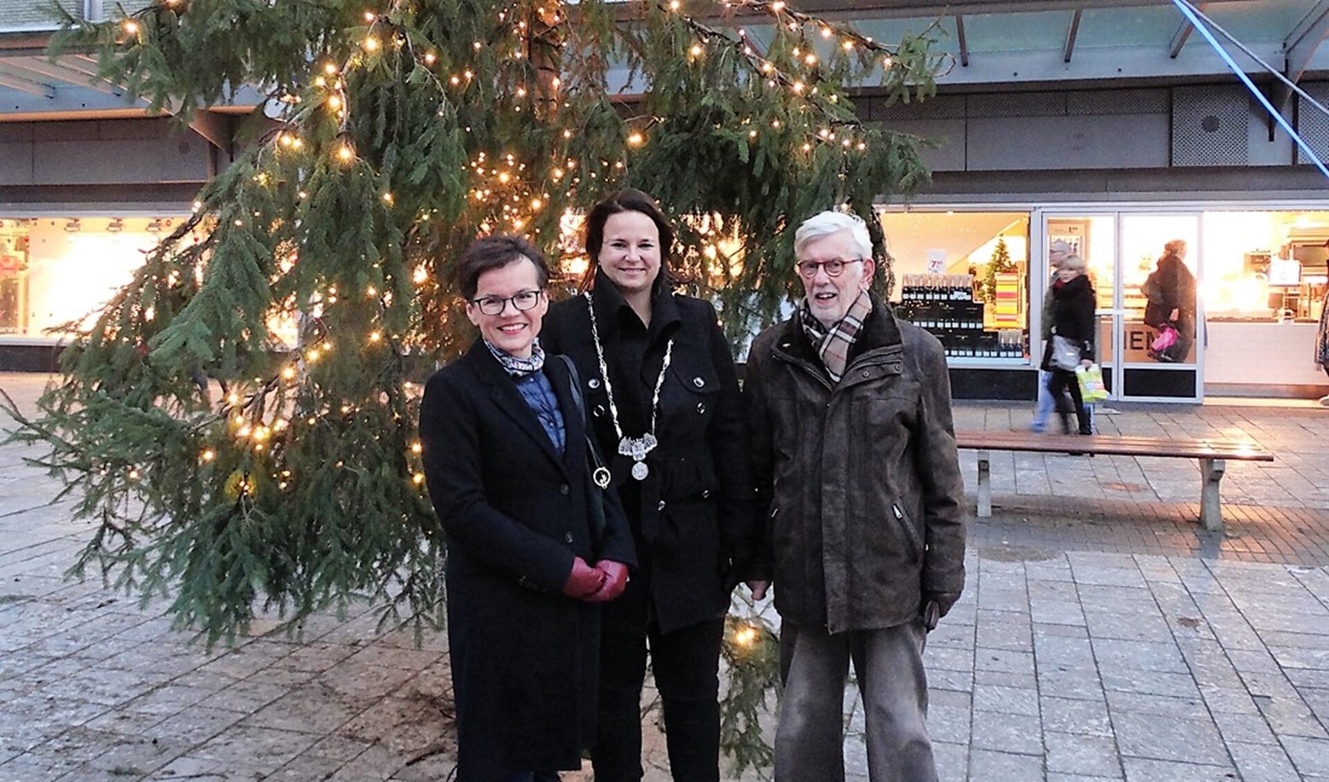 Wethouder Stemerdink en Renata Kowalska van de Poolse ambassade ontstaken de kerstboomverlichting.