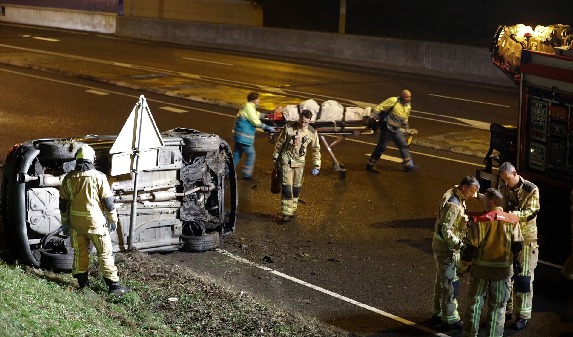 De auto kwam op zijn kant tot stilstand en de twee inzittenden raakten gewond (foto: Rene Hendriks/info: Regio15.nl).