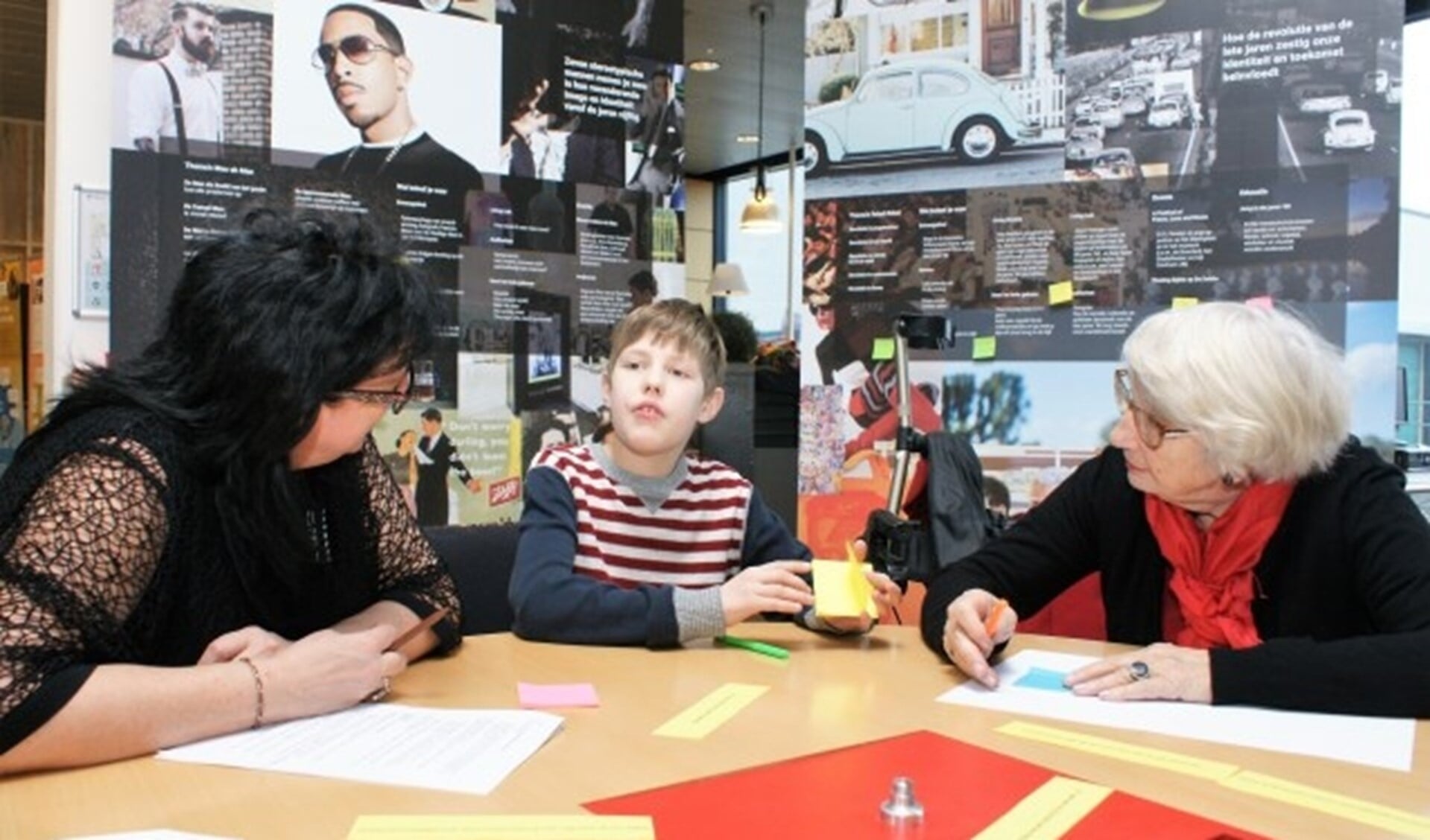 Nel, Julian en Alida denken samen na over mogelijke tentoonstellingen. (Foto: Robbert Roos)