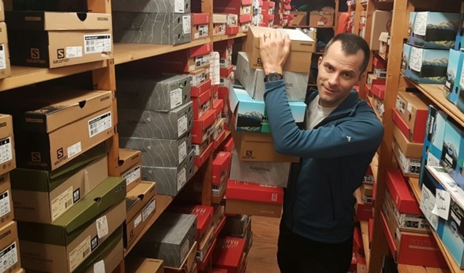Dennie van Herwijnen houdt een magazijnverkoop. (Foto: Robbert Roos)