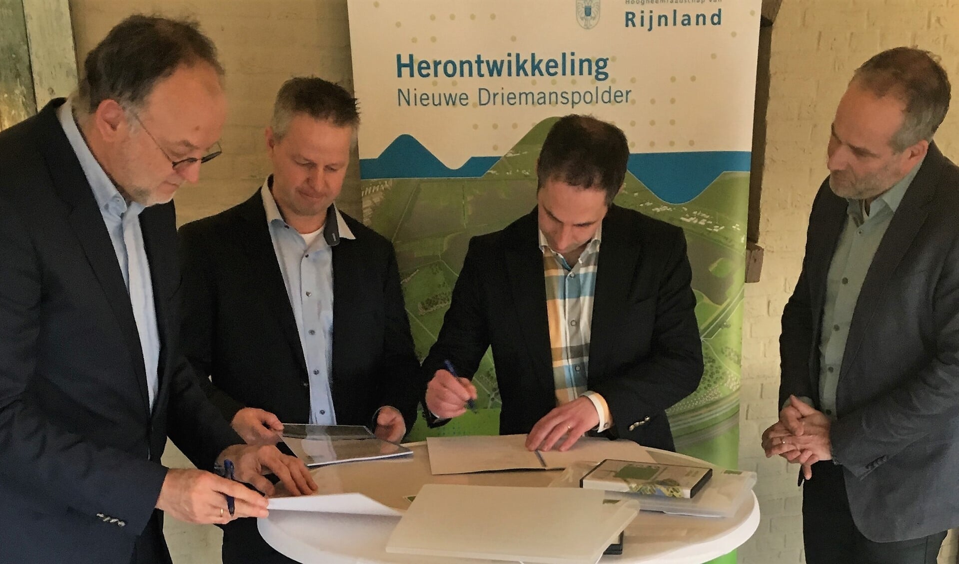 Op de foto (v.l.n.r.) Pieter de Booij, Gerbert Ploegmakers, Brian Kerkhof en Jan van Casteren bij de ondertekening.