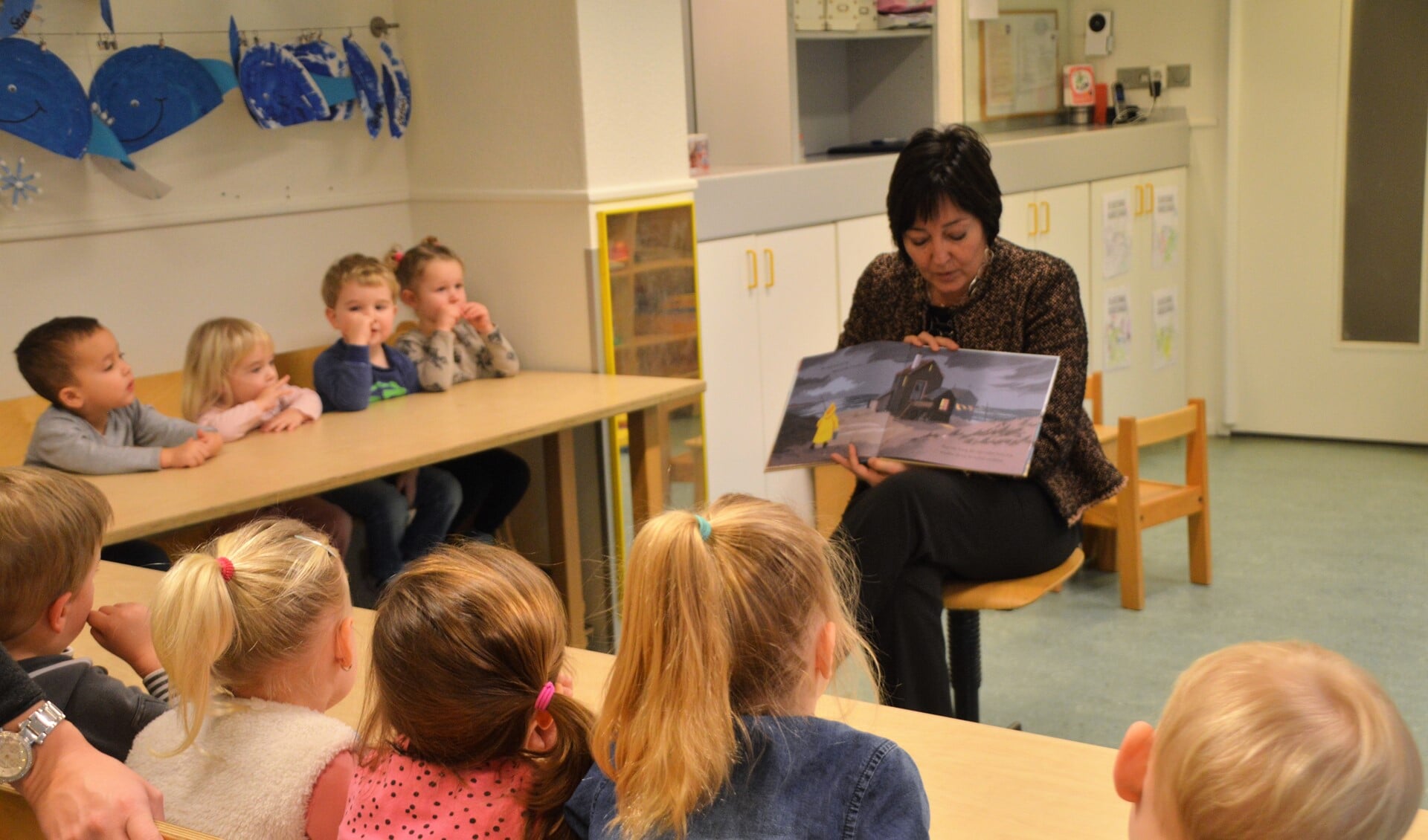 Wethouder Saskia Bruines leest voor bij kinderopvangcentrum Partou in Leidschendam (foto: PR).