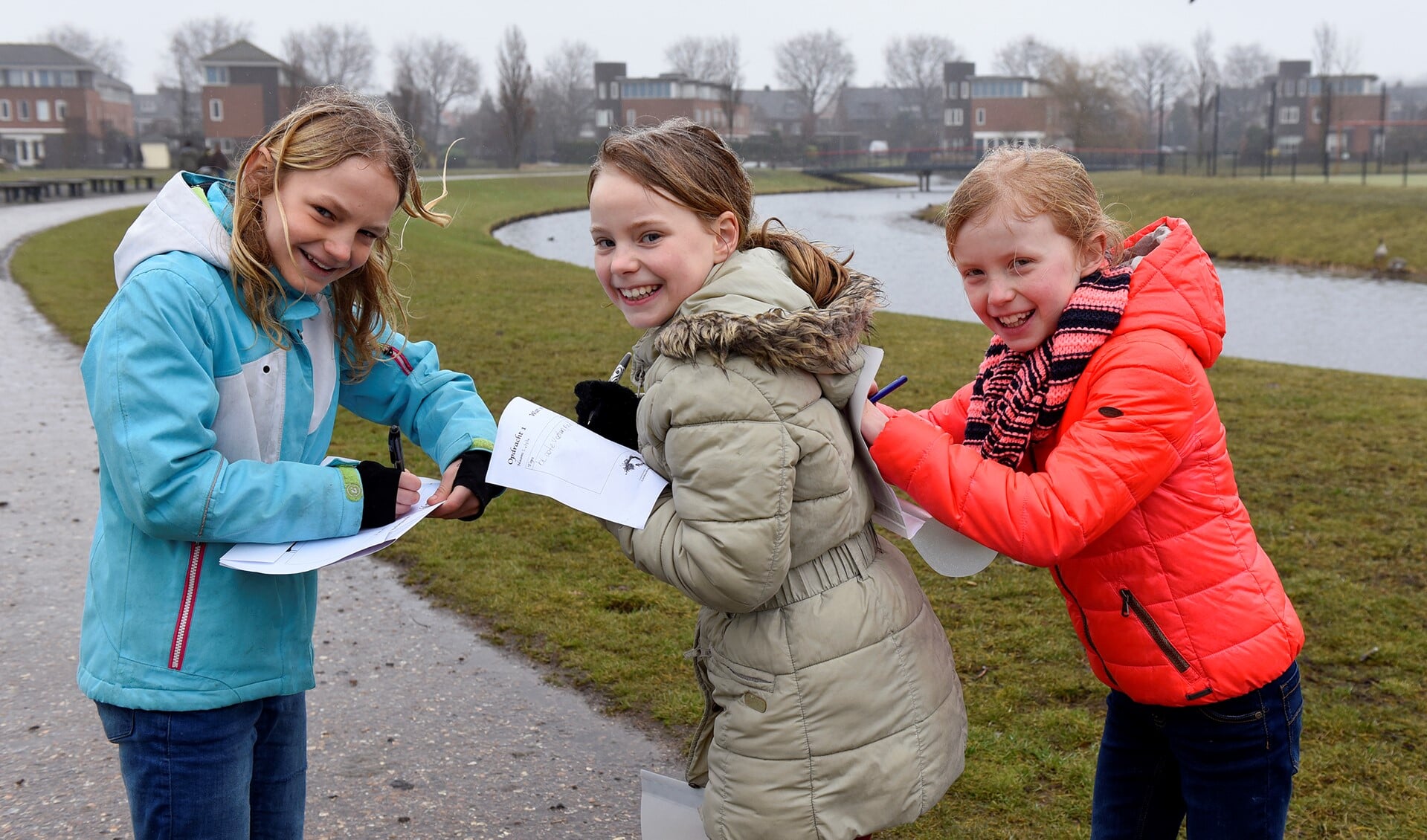 Kinderen schrijven hun wensen en ideetjes voor het park op (foto: Michel Groen).