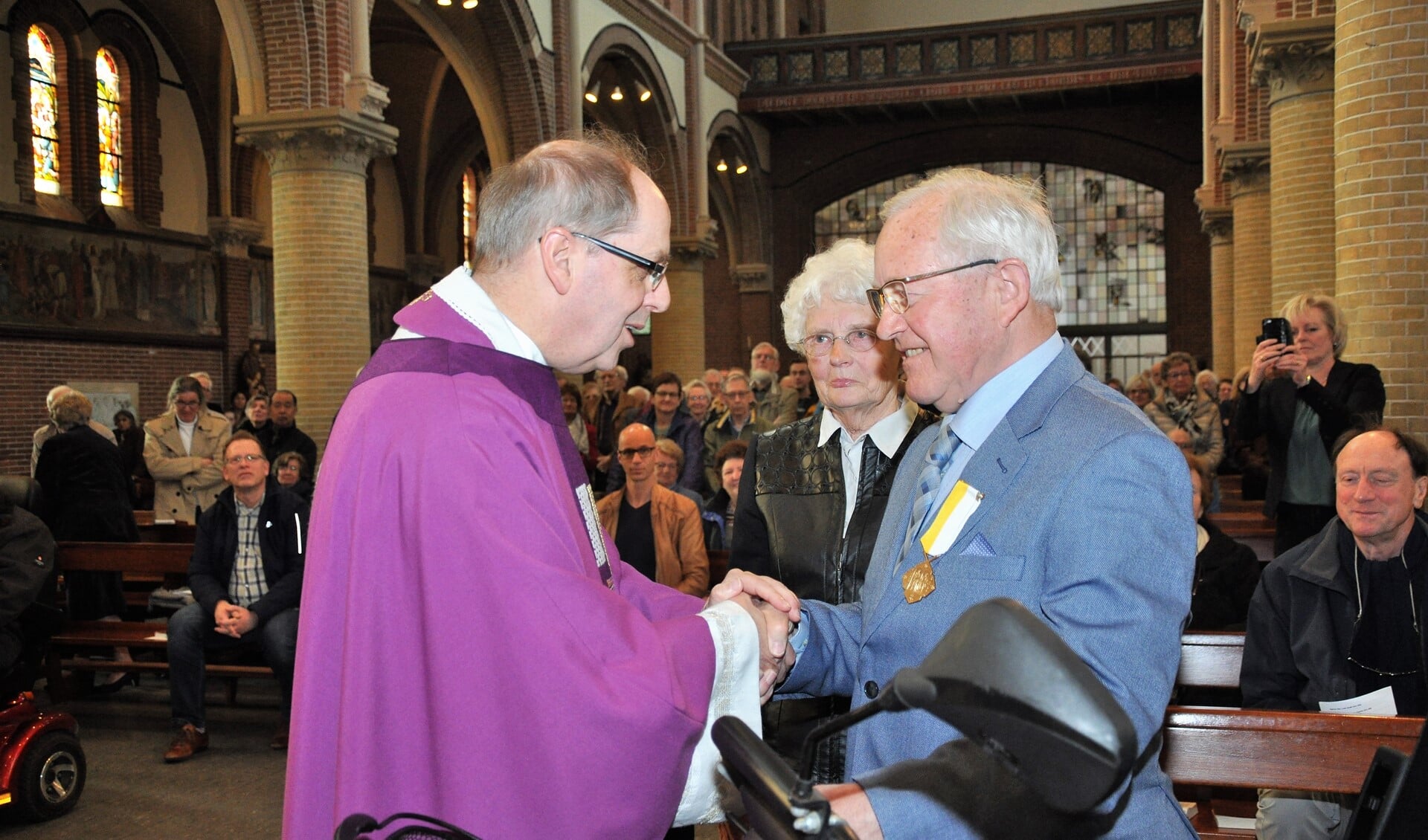 Pastoor Bakker feliciteert Jan van Vliet met zijn pauselijke onderscheiding Pro Ecclesia et Pontifice (foto: pr).