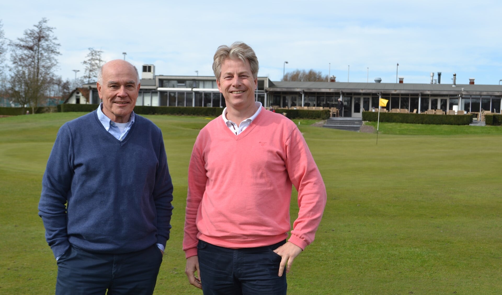 Peter Lips en Wouter van IJzeren zijn er trots op dat het ledental van golfvereniging Leeuwenberg stijgt tegen de landelijke trend in (foto: Inge Koot).