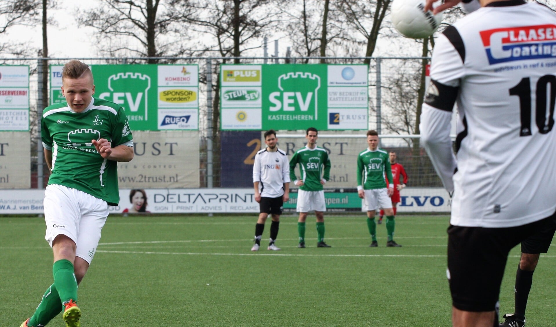 SEV-spits Jasper Koning bewees niet alleen een penaltykoning, maar ook een vrijetrappenspecialist te zijn; 1-0 (foto: AW). 