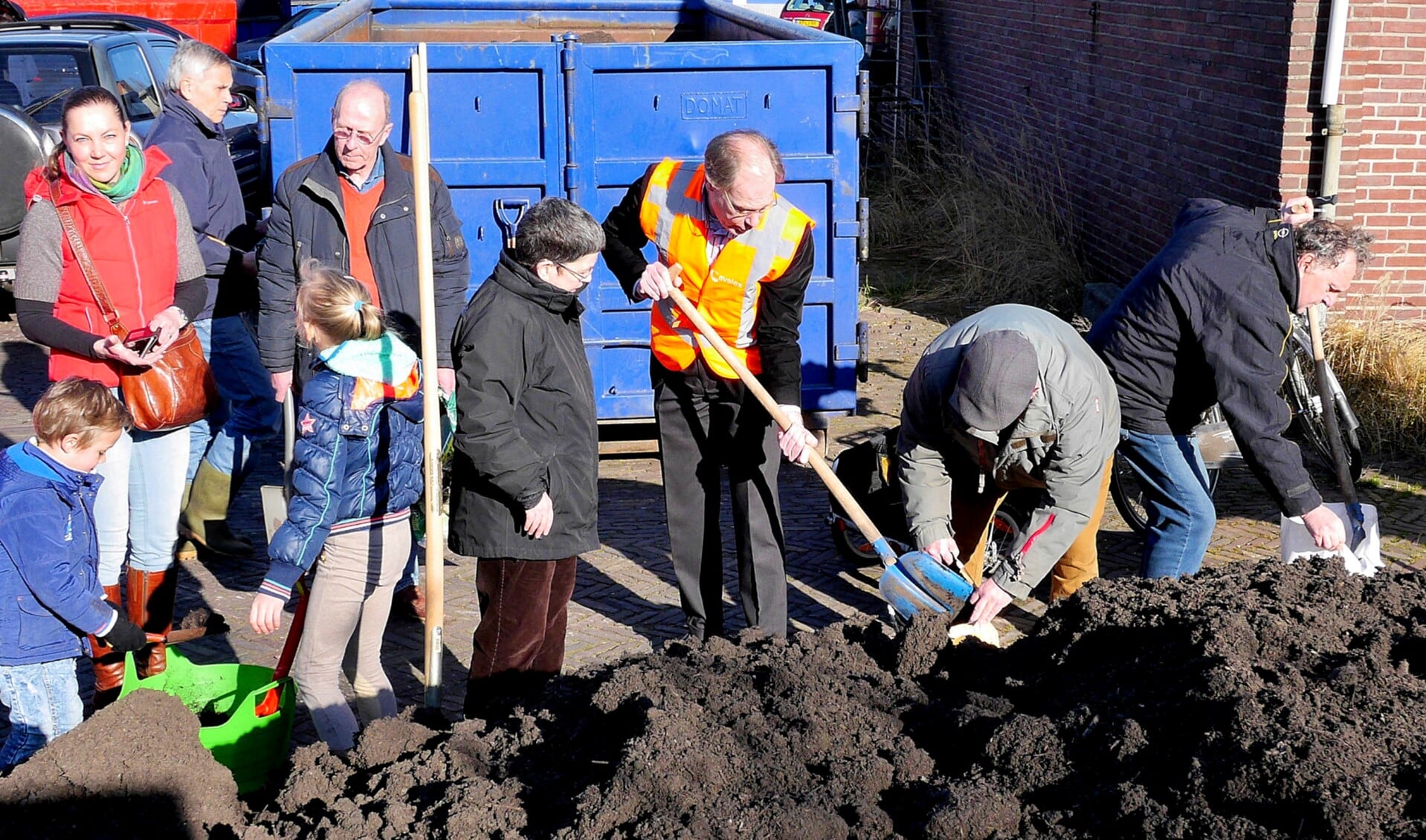 Wethouder Floor Kist hielp ook ijverig mee bij het vullen van zakken met compost (foto Ot Douwes).