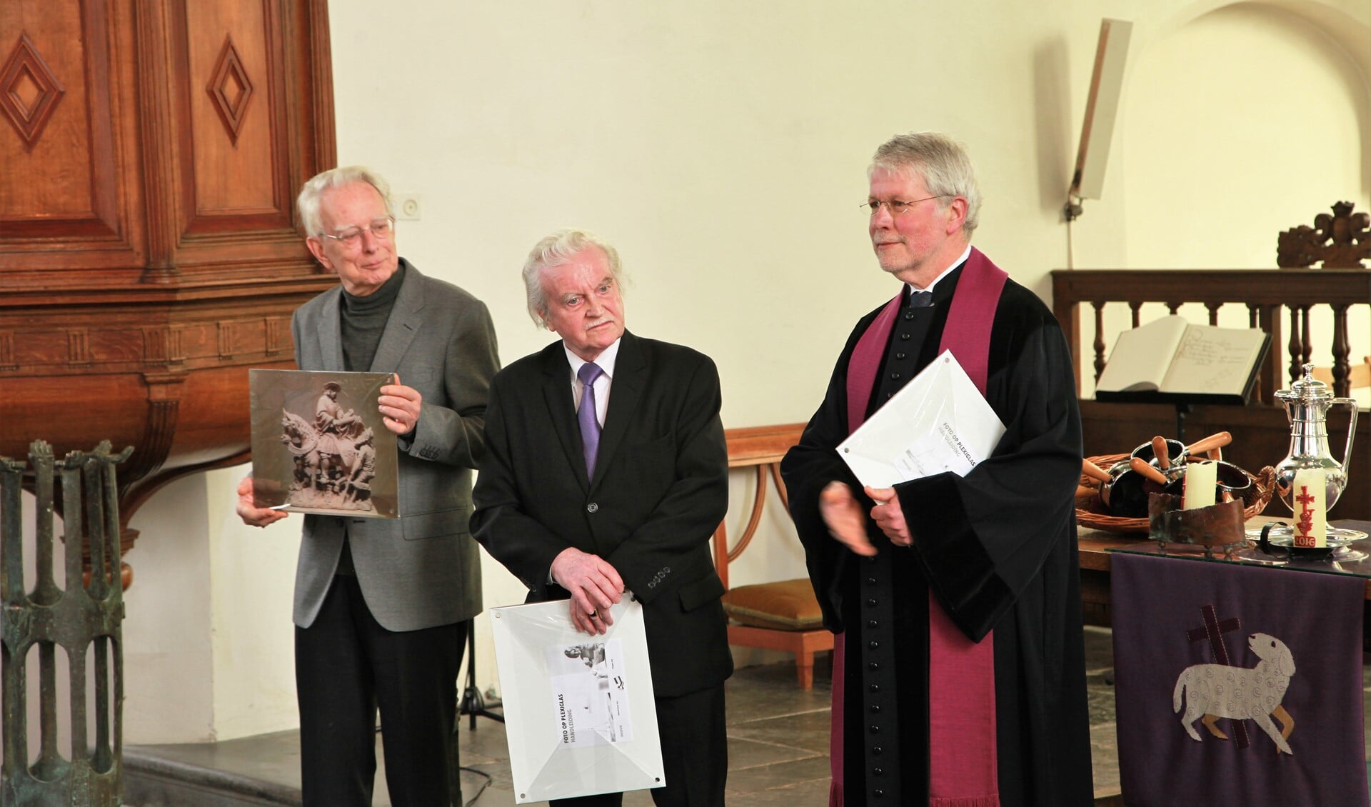 De predikanten Venemans (links), Koelewijn en van de Meent hebben als interim-predikant afscheid genomen van de wijkgemeente Martini van de Oude Kerk te Voorburg (foto: A. van Mourik).