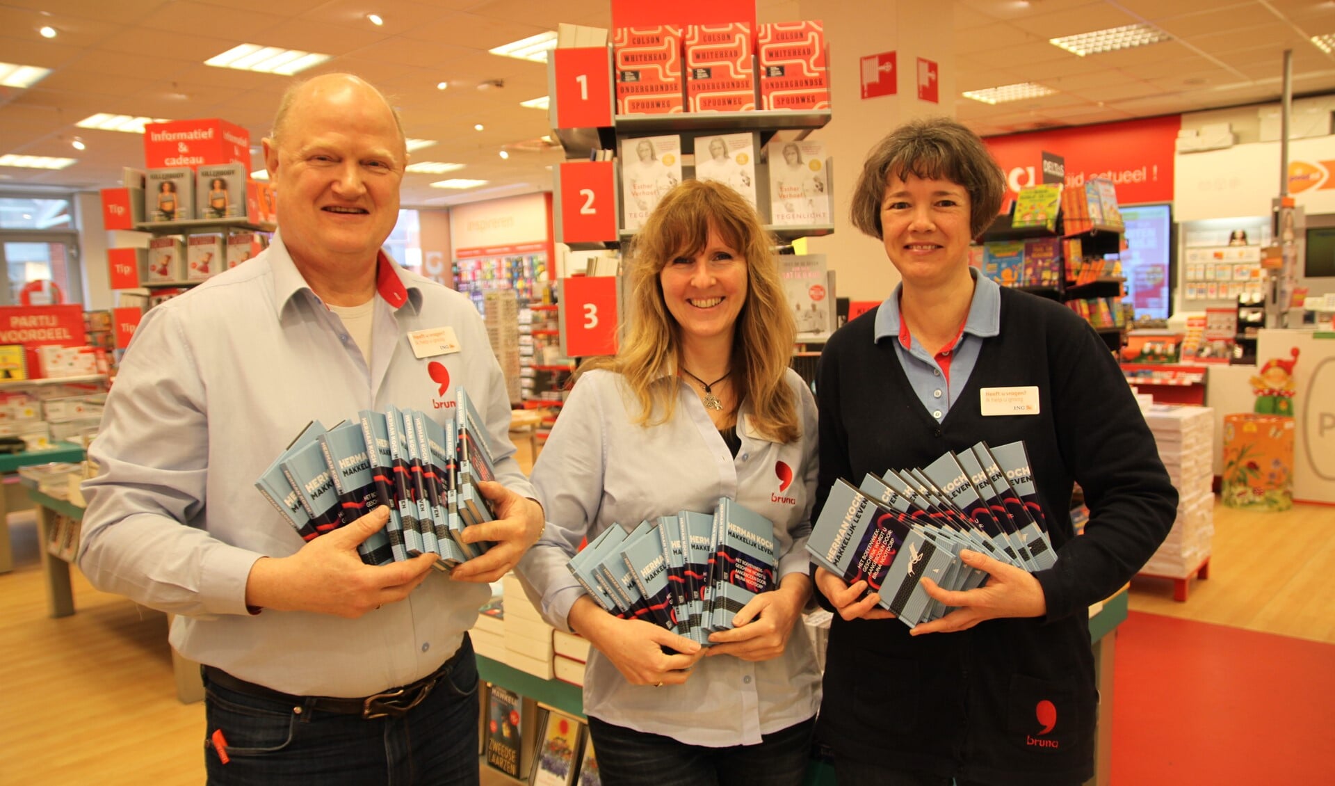 Gosse Beitsma en zijn collega's Rieneke en Sascha met een stapel Boekenweekgeschenkboekjes.