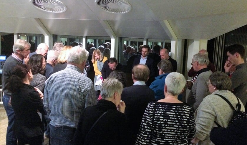 Inwoners (voor de coronacrisis) in gesprek over Klein Plaspoelpolder (archieffoto: gemeente LDVB).