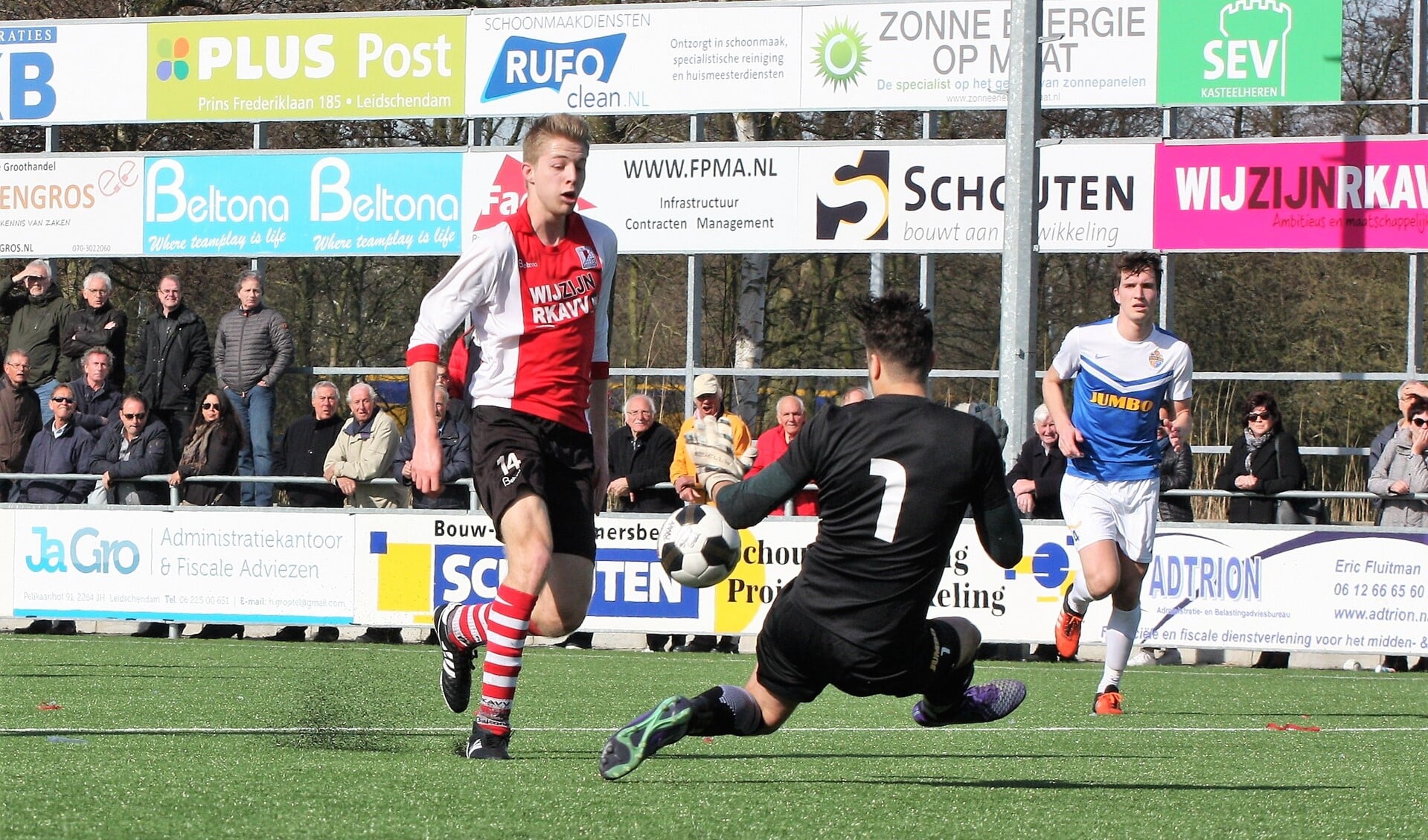 RKAVV gelegenheidsspits Peter Lomonaco stuit hier op de keeper, maar scoorde even eerder wel 1-1 (foto: AW).