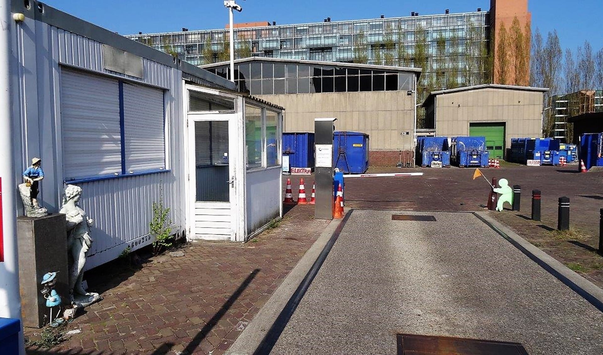 Het oude - enigszins vervallen - afvalbrenstation aan de Nieuwe Haven in Voorburg (foto: Ap de Heus).