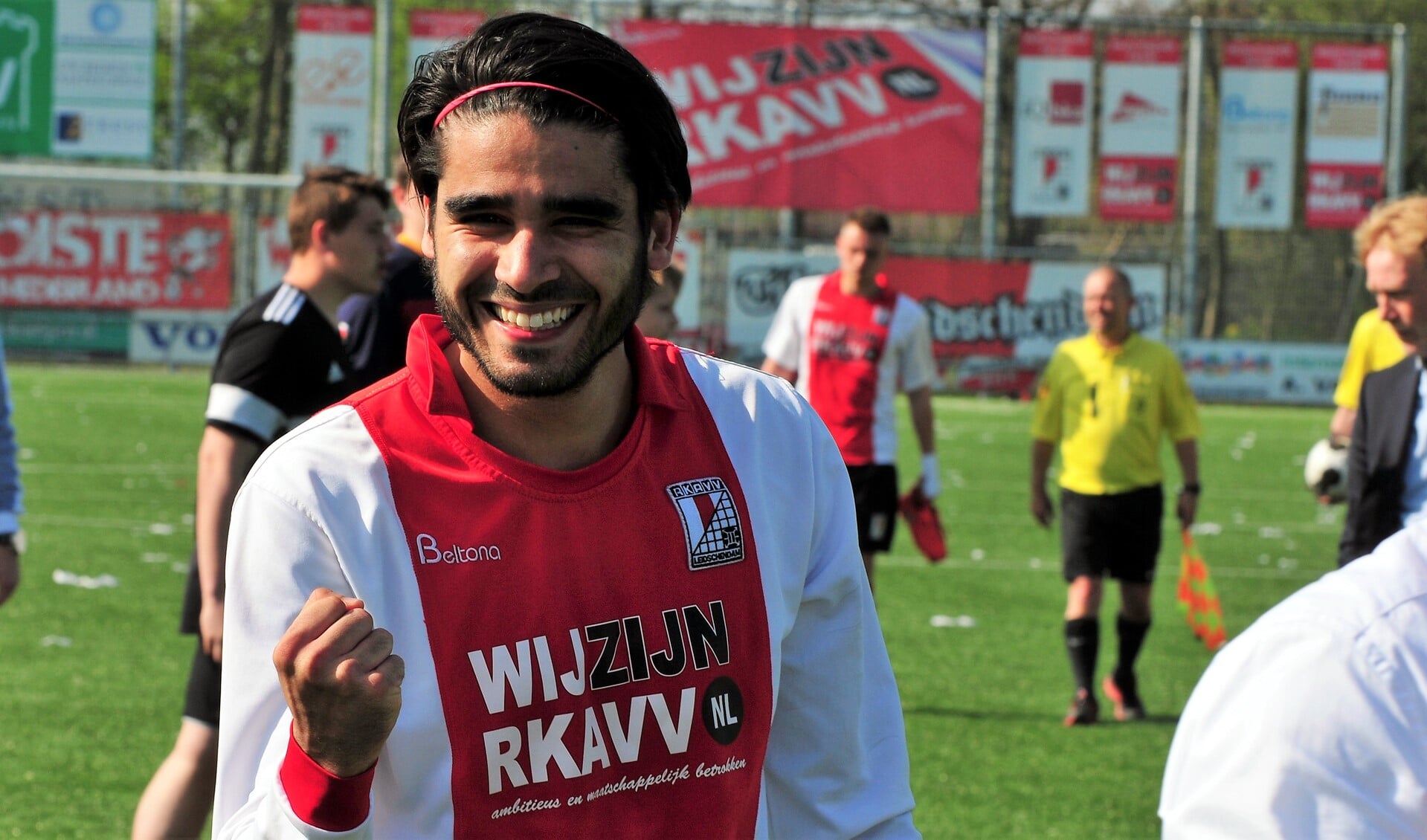 RKAVV spits Sohrab Safi scoorde beide doelpunten en viert feest na afloop (foto: Jelle Abma).