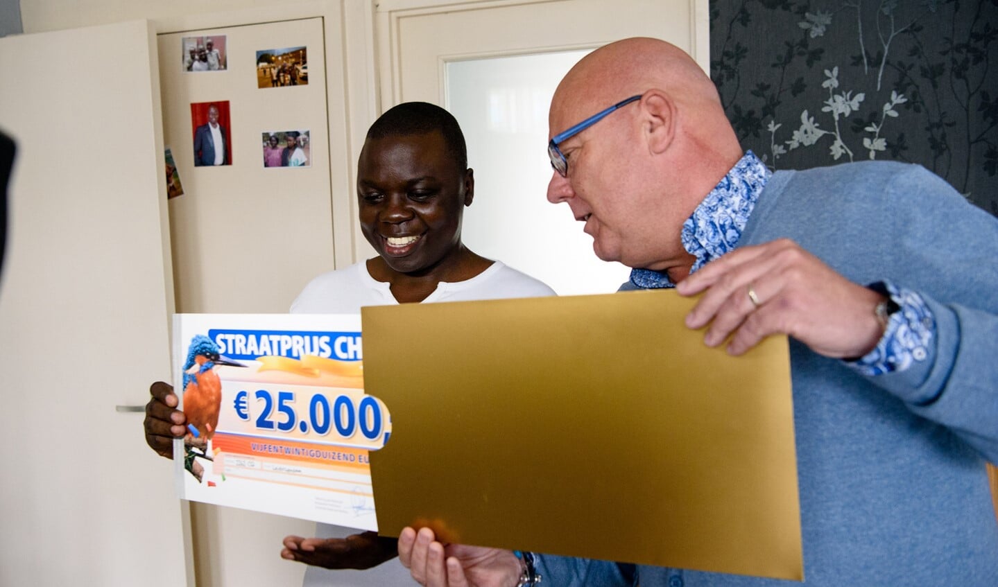 Edgar uit Leidschendam ontvangt de PostcodeStraatprijs-cheque (foto: Roy Beusker Fotografie).
