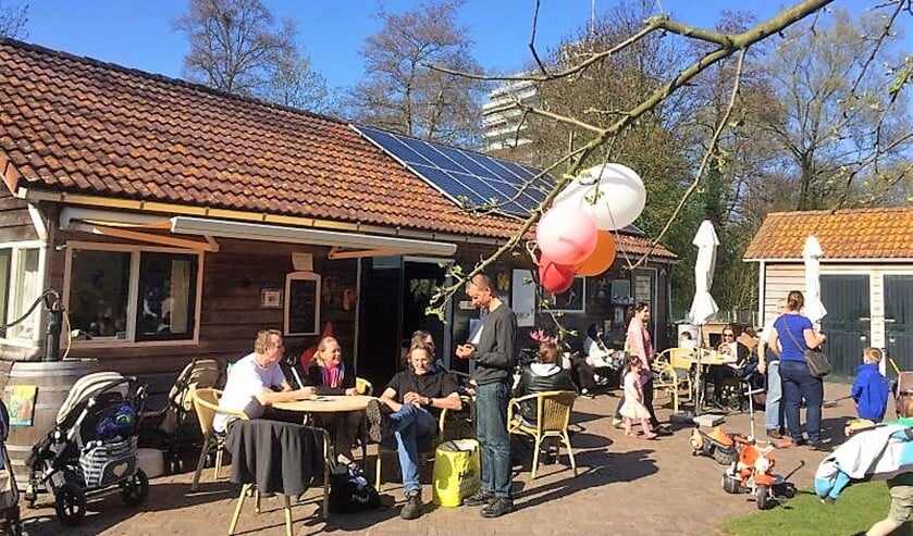 <p>Lekker in de zon op het terras zitten in de Stadstuin Rusthout (foto: Sanja Duijvestijn).</p>