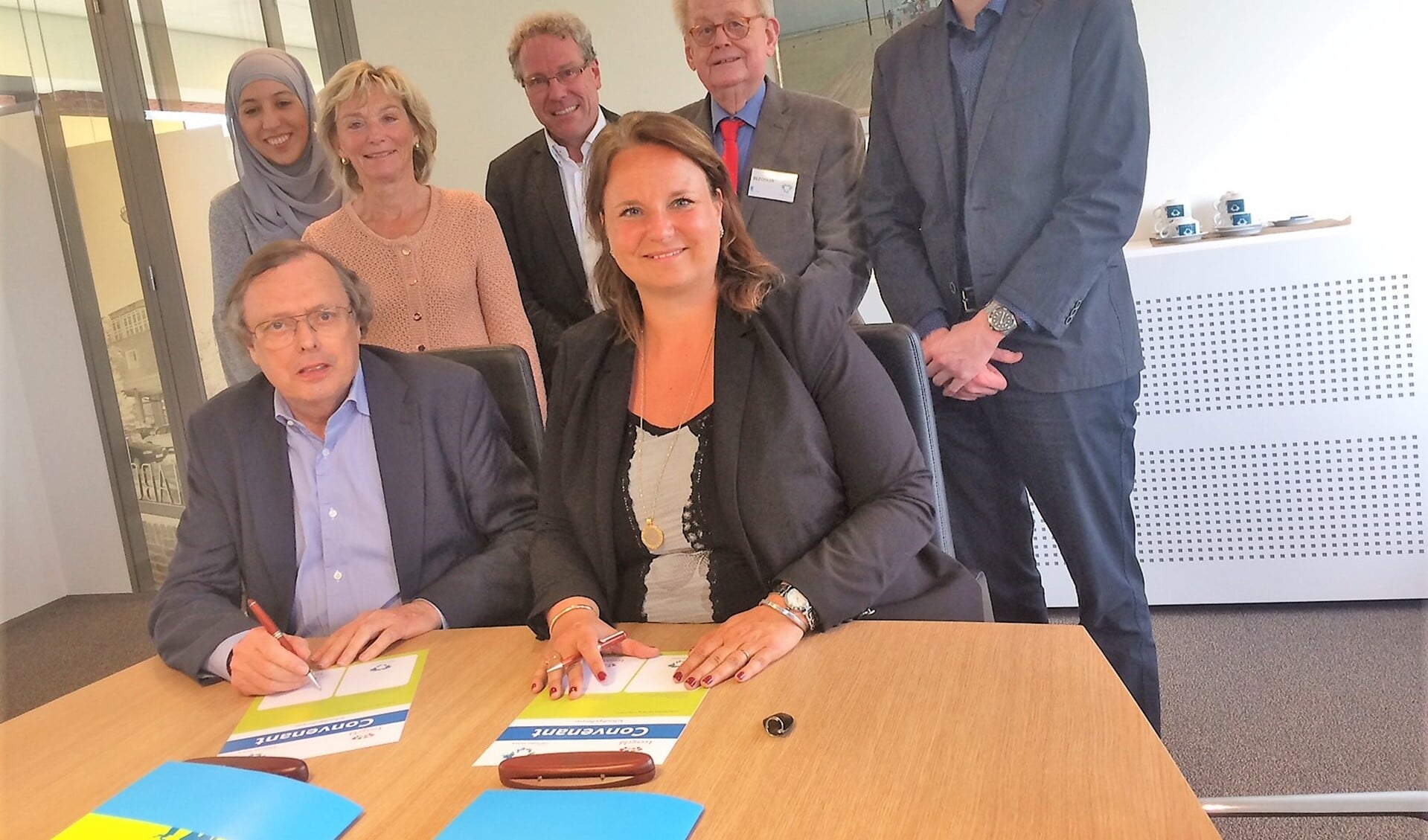 Het convenant werd vorige week ondertekend door wethouder Stemerdink en mensen van de Stichting Leergeld (foto gemeente LDVB).