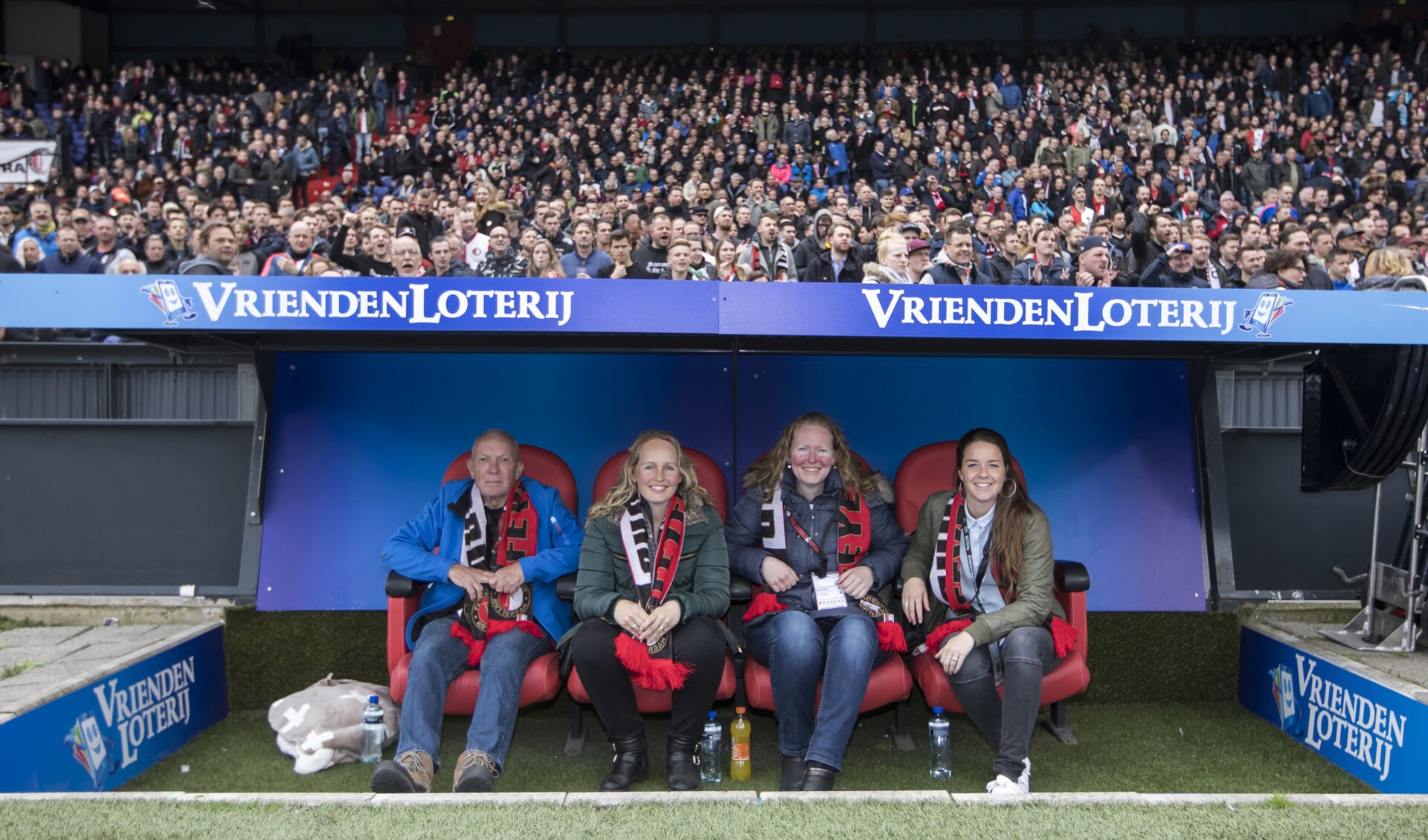 Natascha met haar vader en twee vriendinnen.